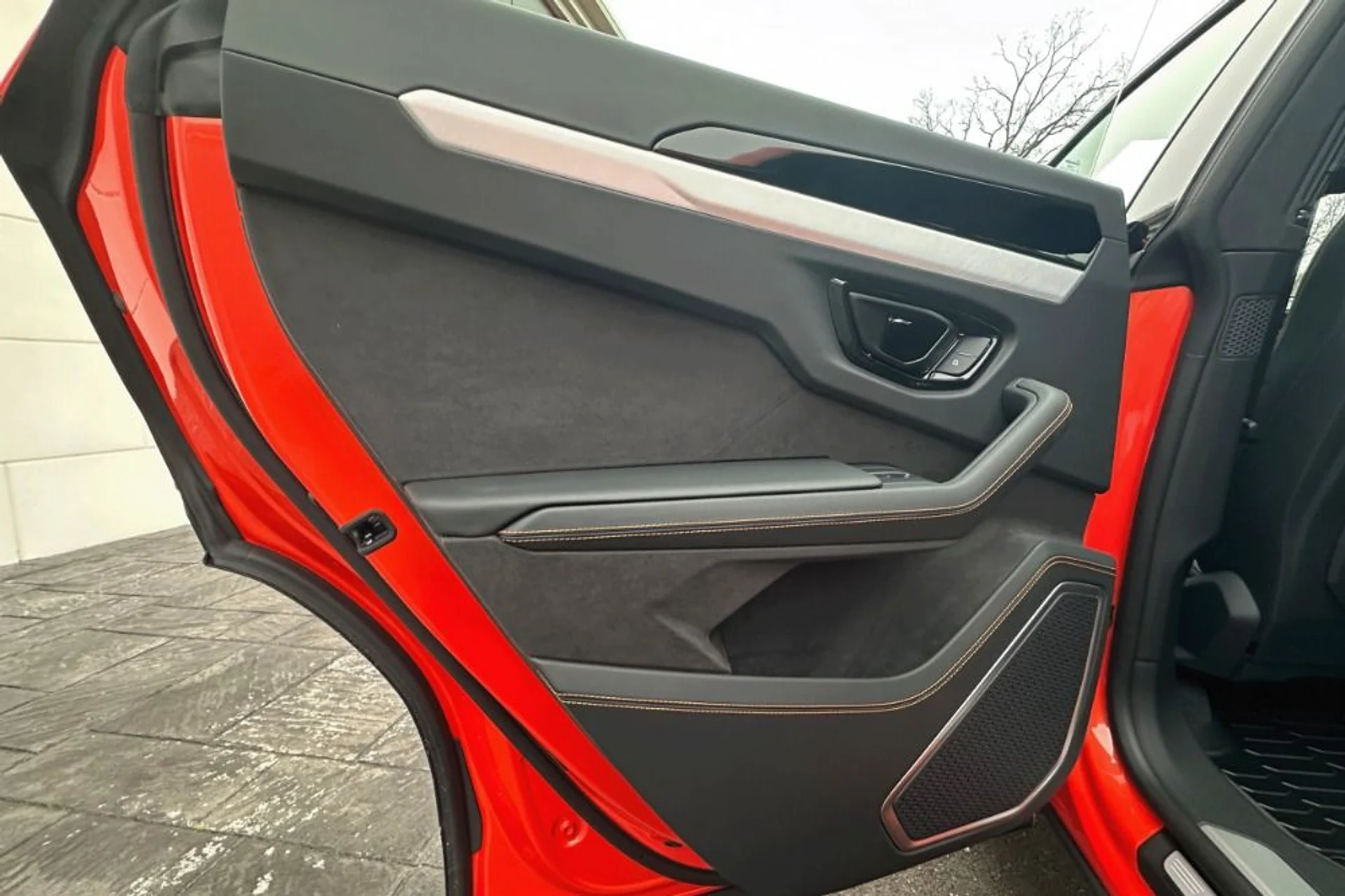 mph005_2532734218_New_2025_Lamborghini_Urus_SE_1765782567_6045412c43