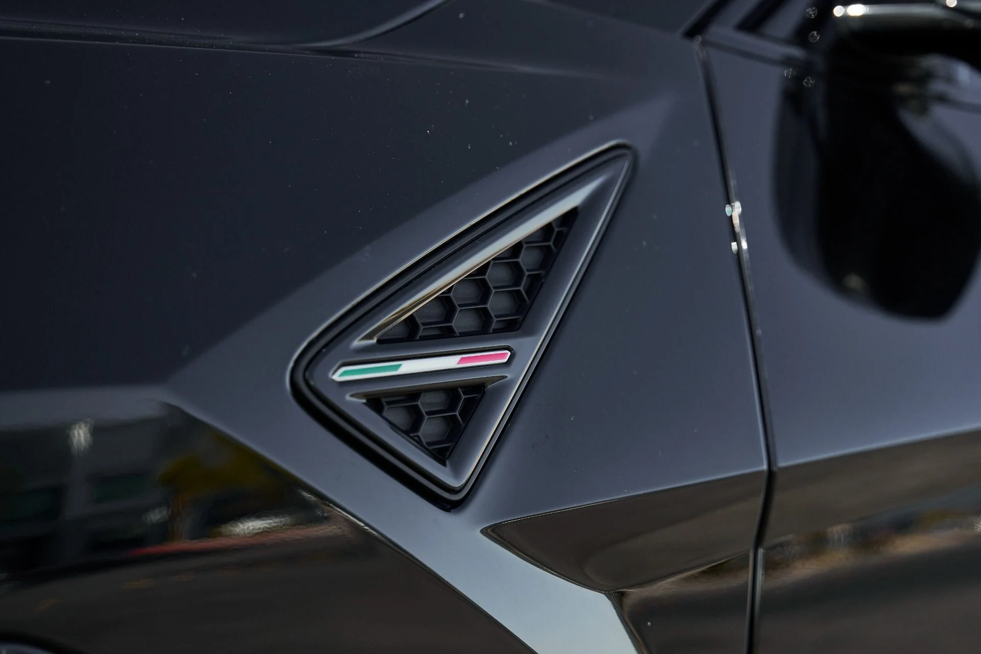 mph005_2539516904_Used_2024_Lamborghini_Urus_S_1770085821_39fee6bfec