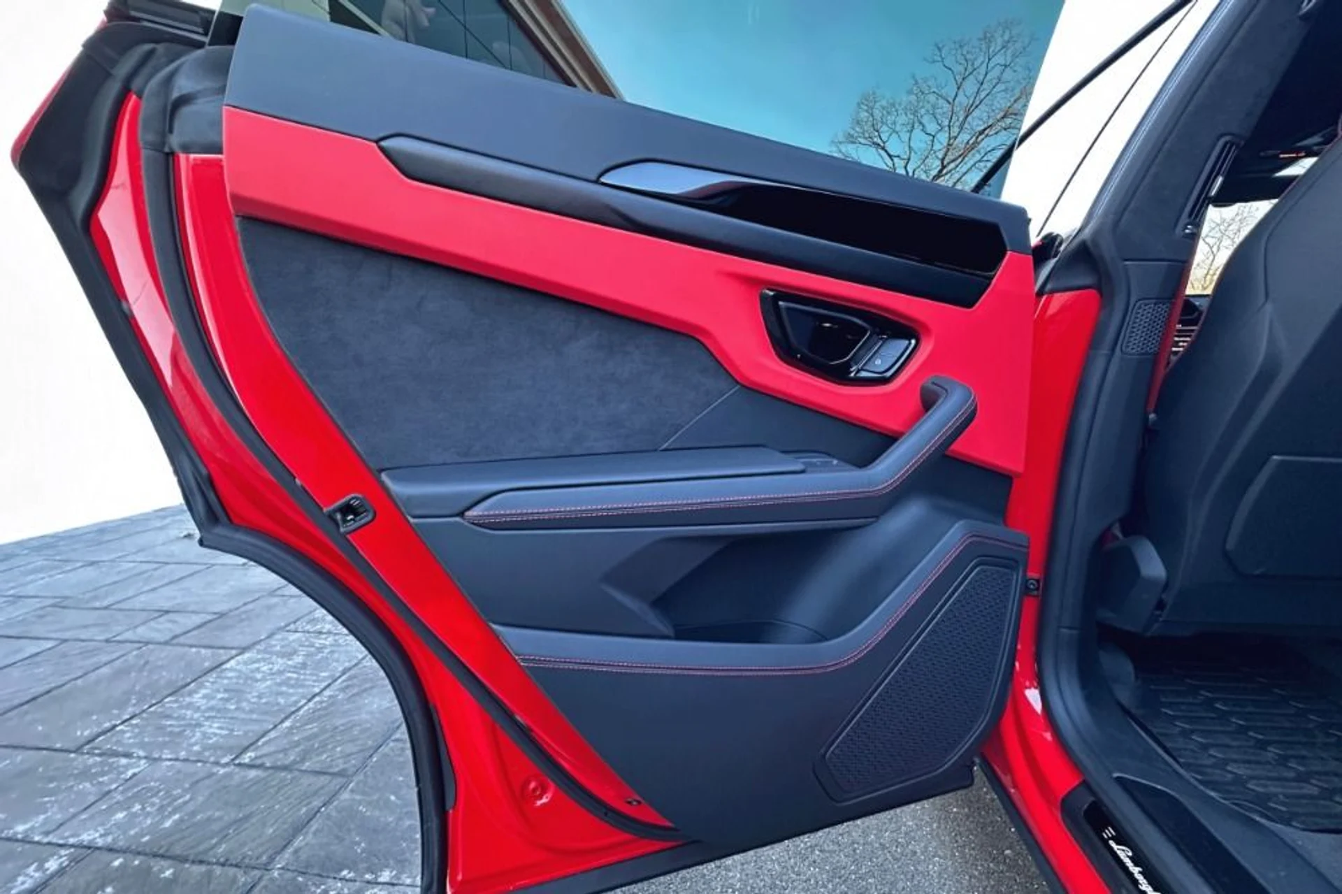 mph005_2555773747_Used_2024_Lamborghini_Urus_S_1766489865_584cb8d8a5