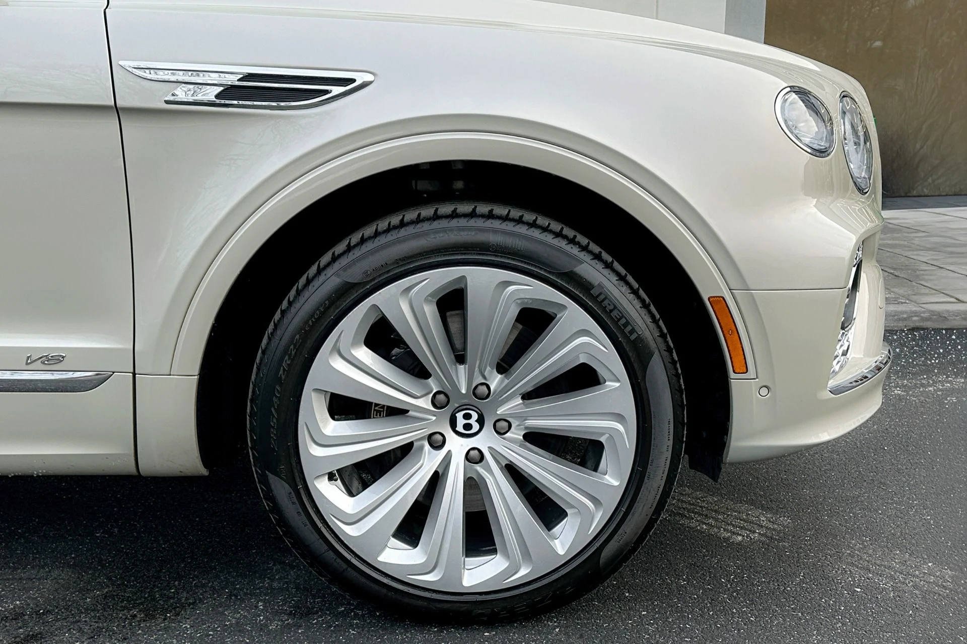 mph005_2570478257_Used_2022_Bentley_Bentayga_V8_1767989302_3a22f880ad