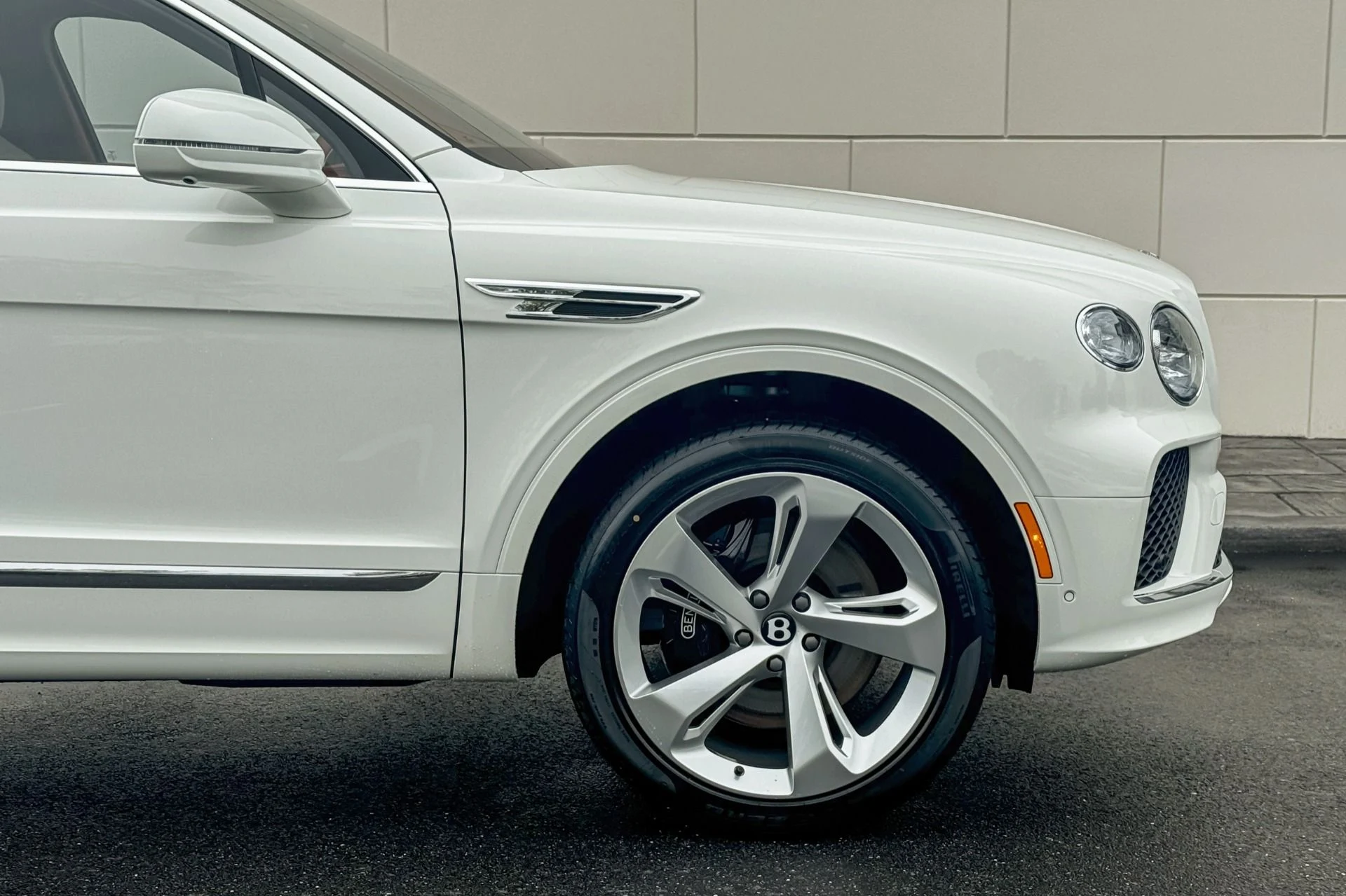 mph005_2571778055_Used_2025_Bentley_Bentayga_V8_1748255294_40ea4b5613