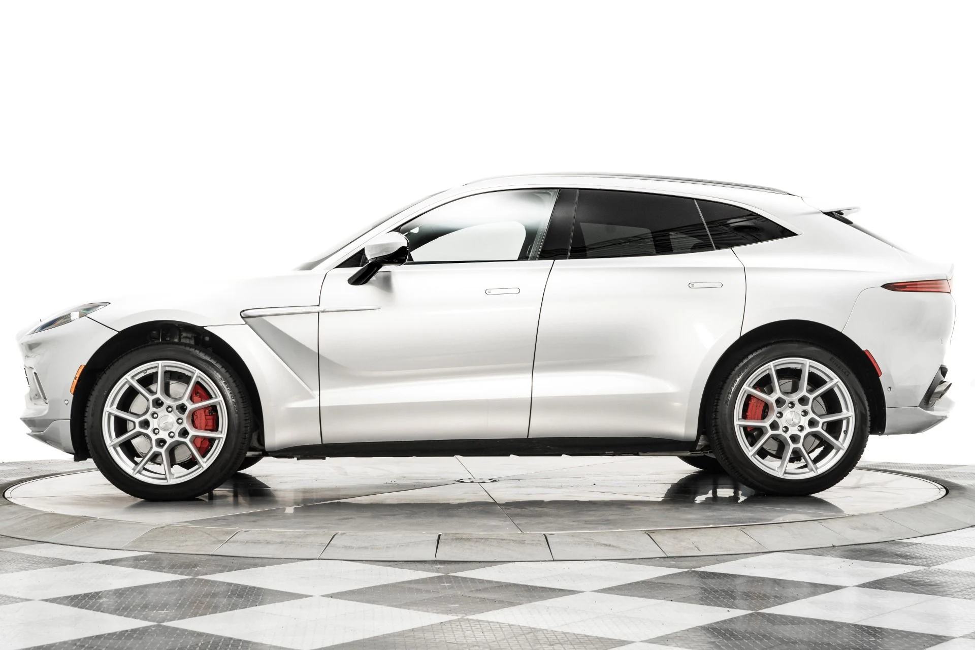 mph005_2579934202_Used_2022_Aston_Martin_DBX_Inspire_Interior_Panoramic_Glass_Roof_1768577426_cb1151e26a