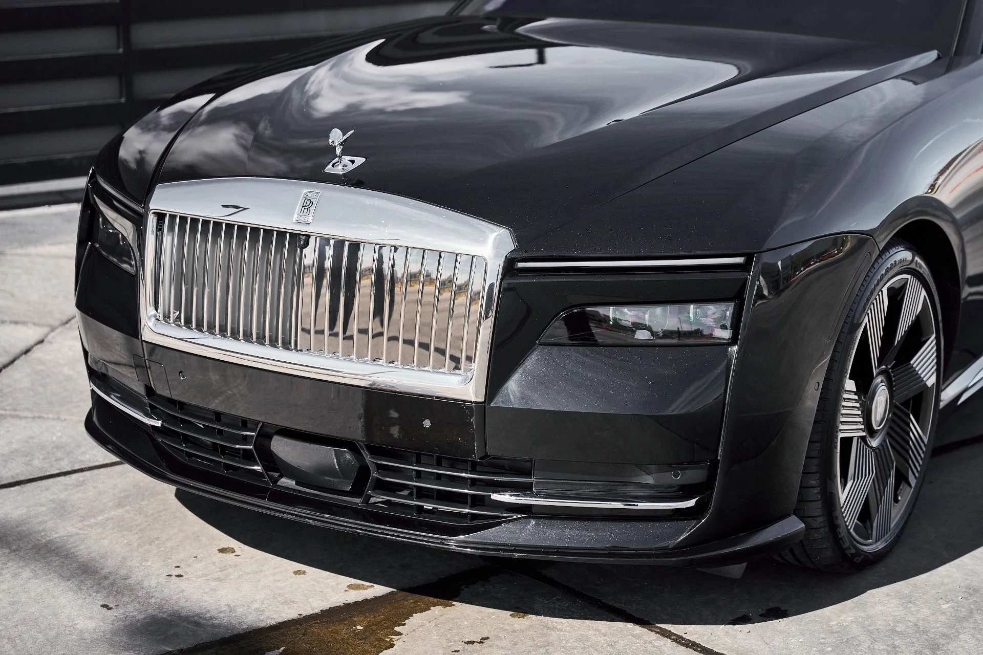 mph005_2586604748_Used_2025_Rolls_Royce_Spectre_Base_1771642431_b5b3e9c264