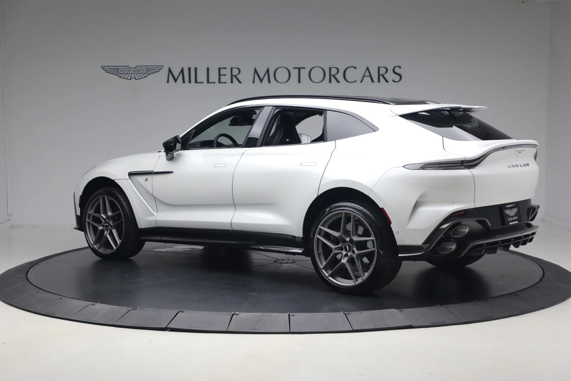 mph005_2590149735_New_2026_Aston_Martin_DBX_S_1779888036_7c0b94b889