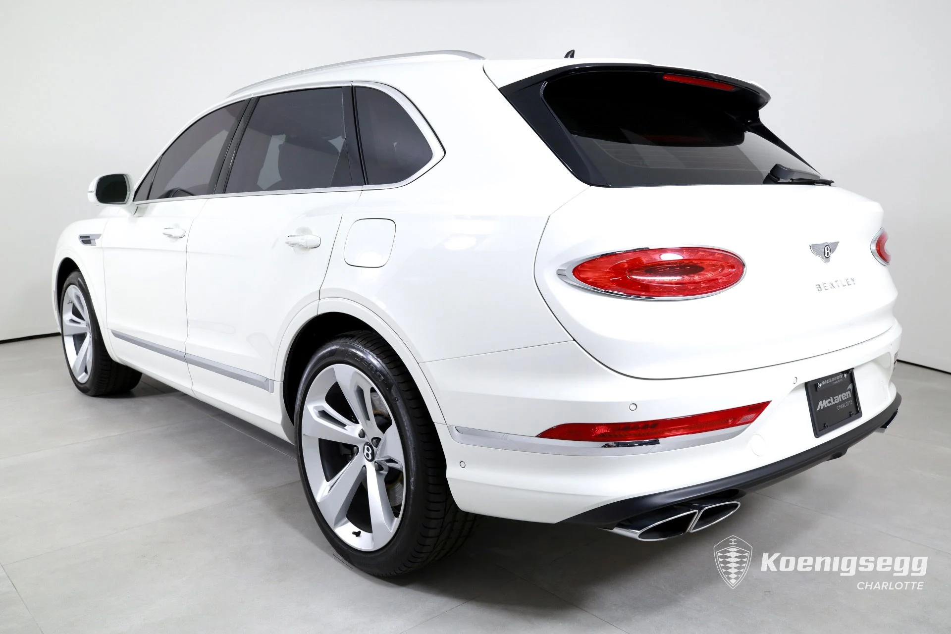 mph005_2594922971_Used_2023_Bentley_Bentayga_Hybrid_1760985662_04d1b7f19b