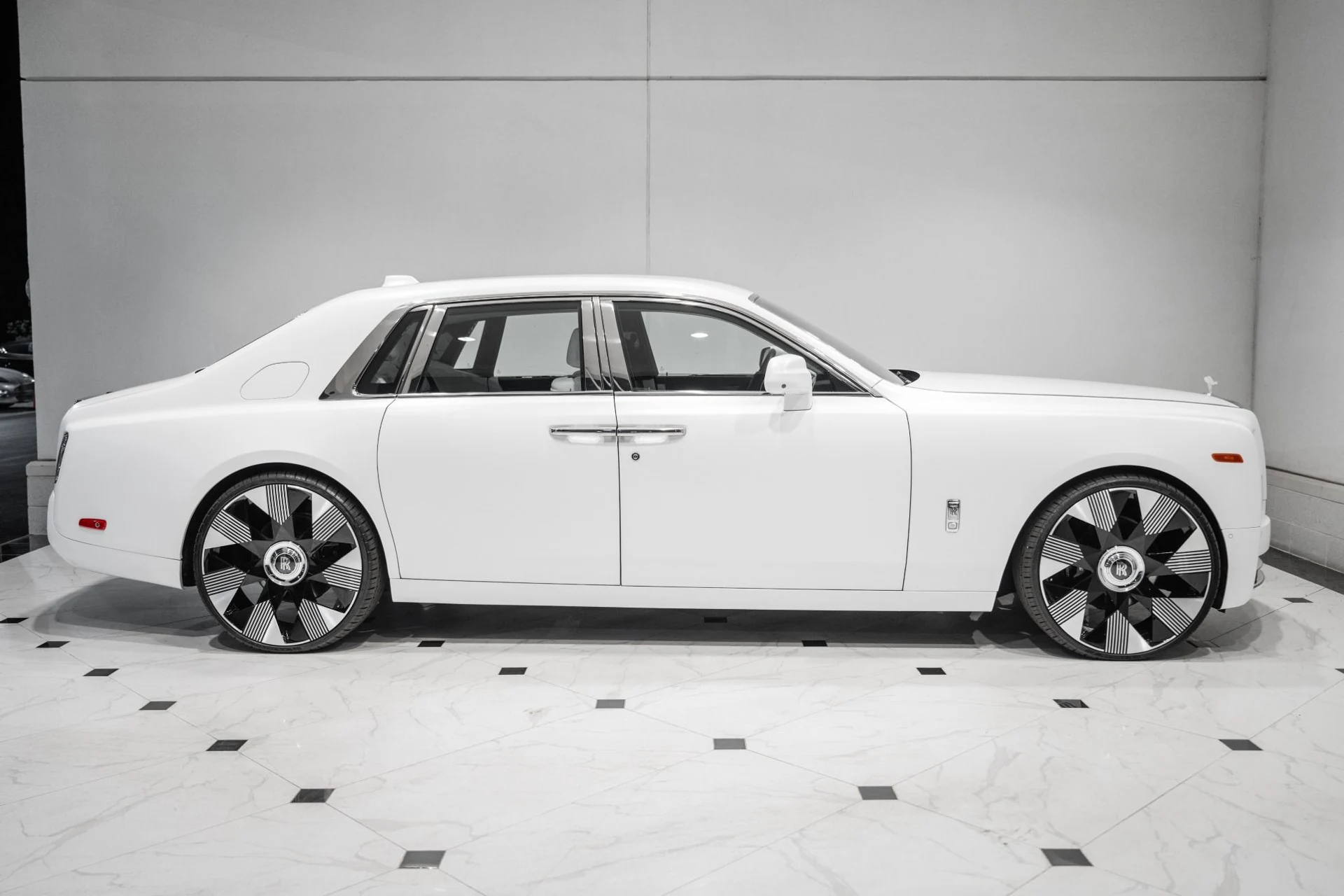 mph005_2606744615_Used_2018_Rolls_Royce_Phantom_1778080053_5d4f038a41