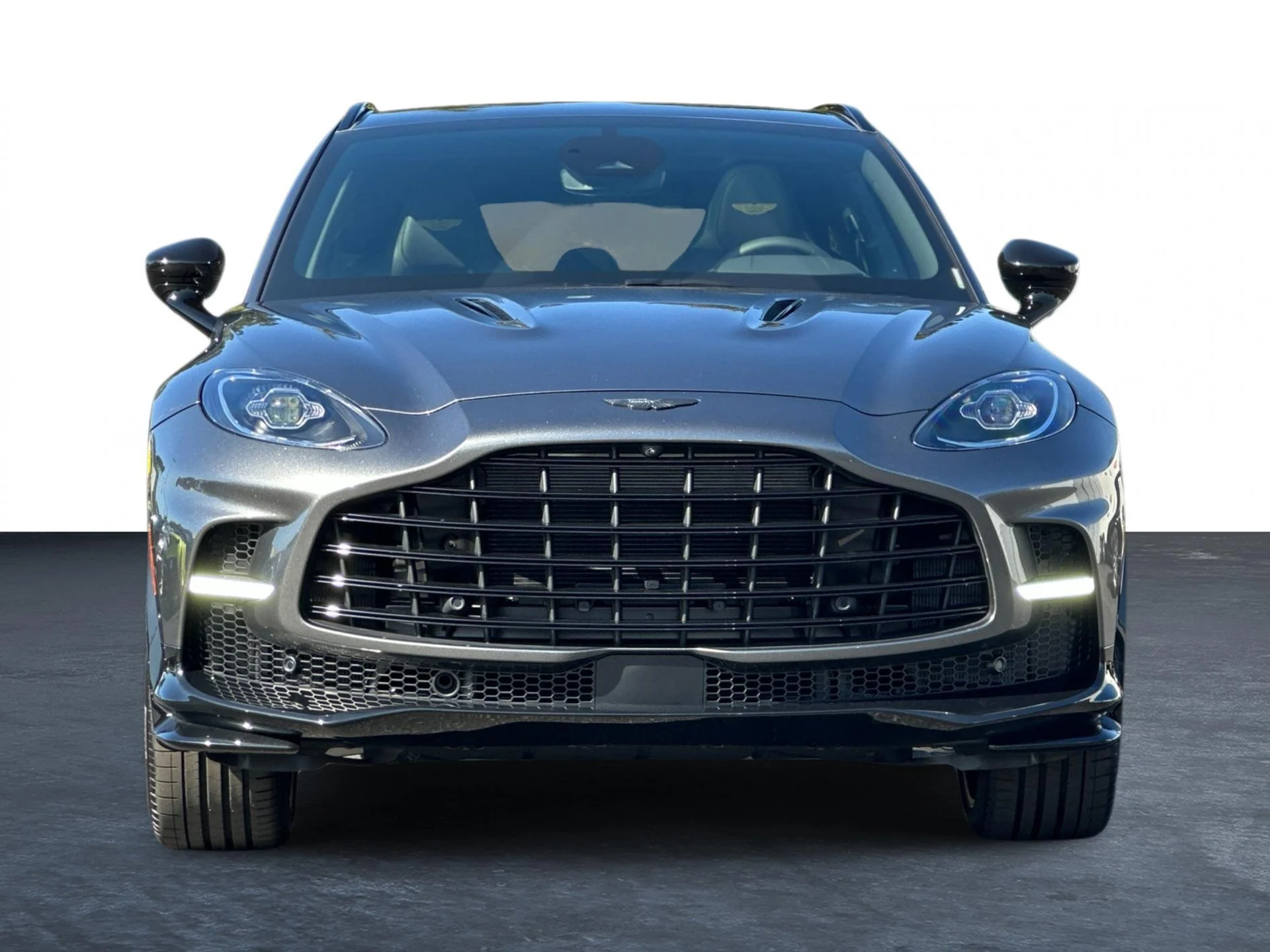 mph005_2608629750_New_2025_Aston_Martin_DBX_707_1758896233_53fd182719