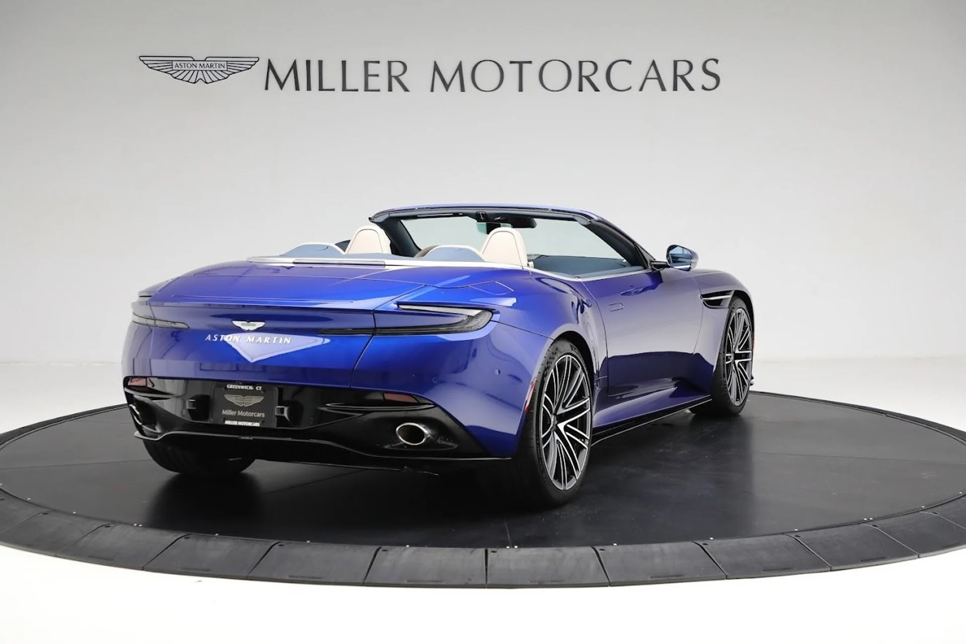 mph005_2621357779_Used_2024_Aston_Martin_DB_12_Volante_64743fd35f
