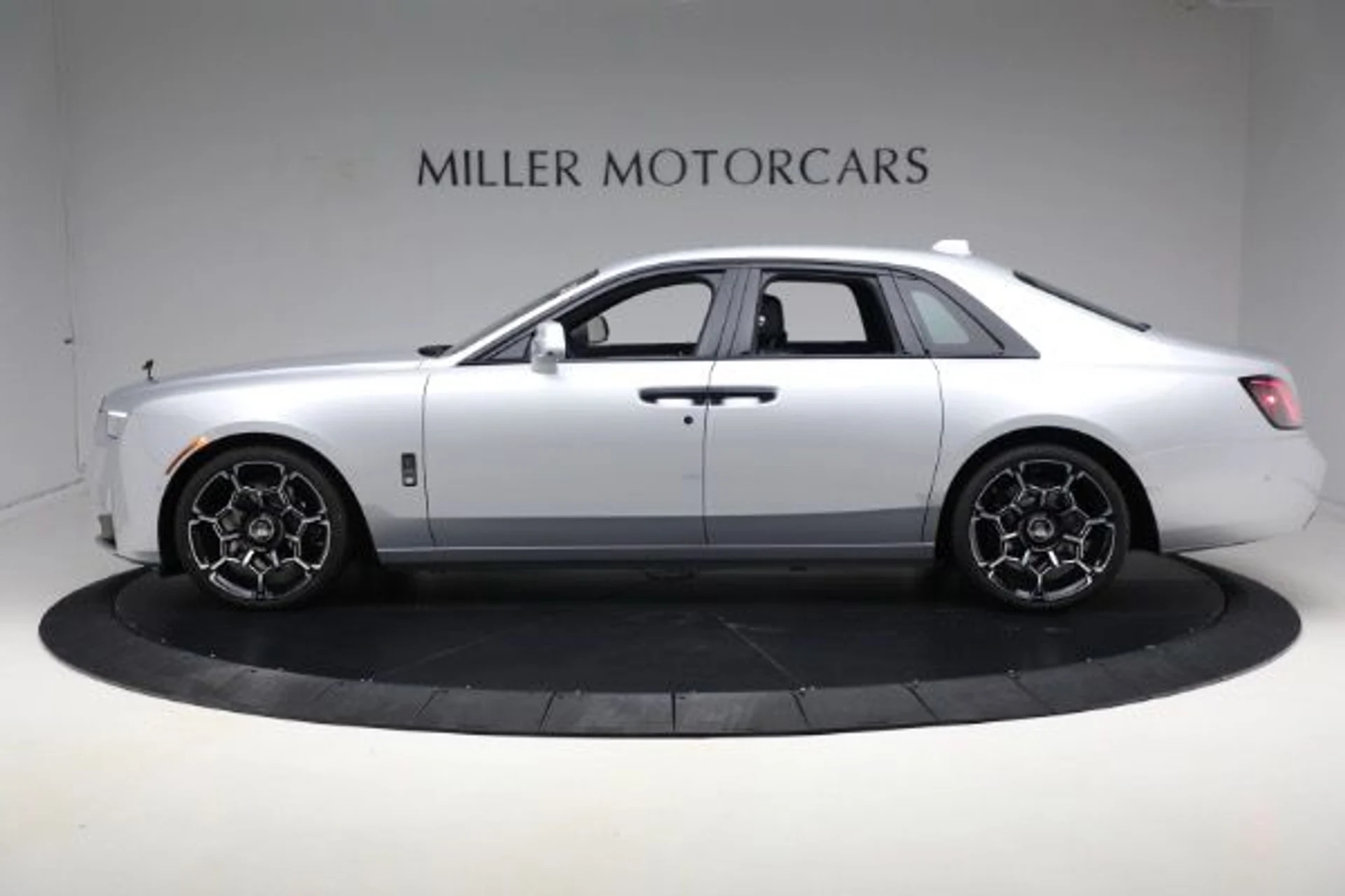 mph005_2627131682_New_2025_Rolls_Royce_Black_Badge_Ghost_d725c75213