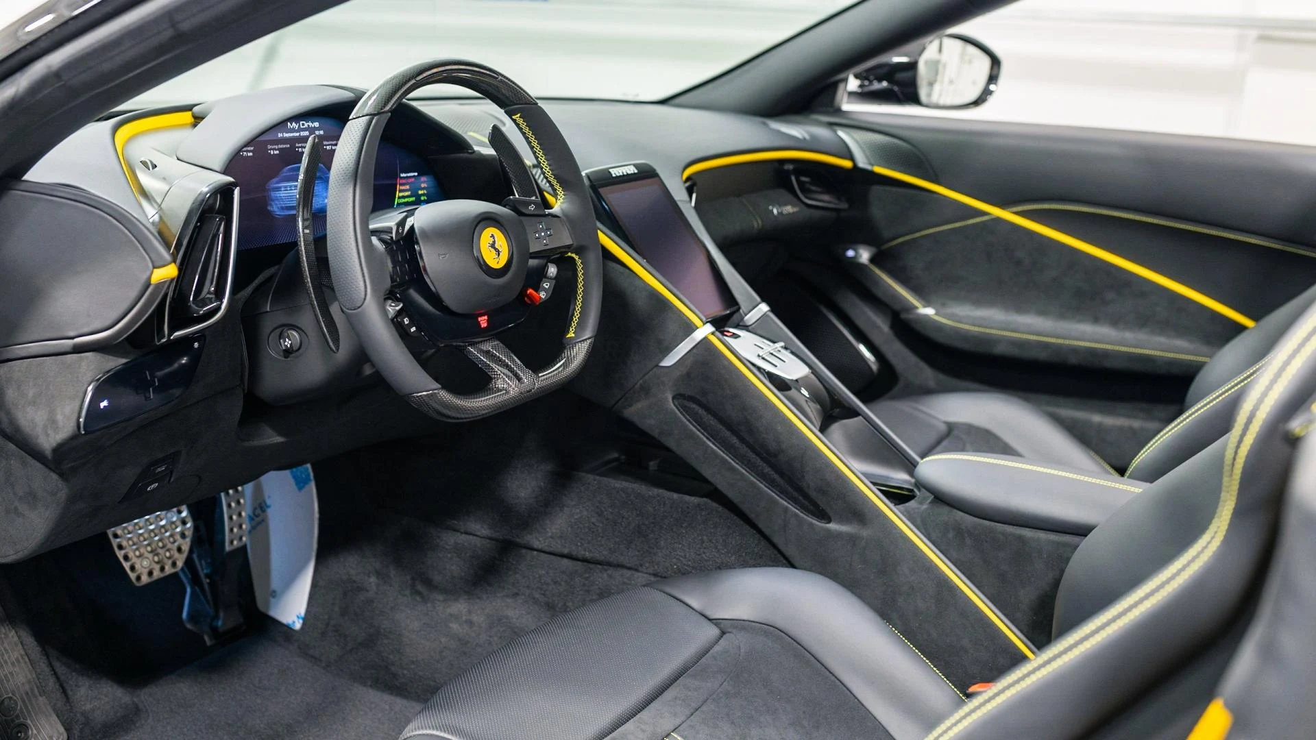 mph005_26370269_Used_2025_Ferrari_Roma_Spider_Base_1782922936_05d9337d8f