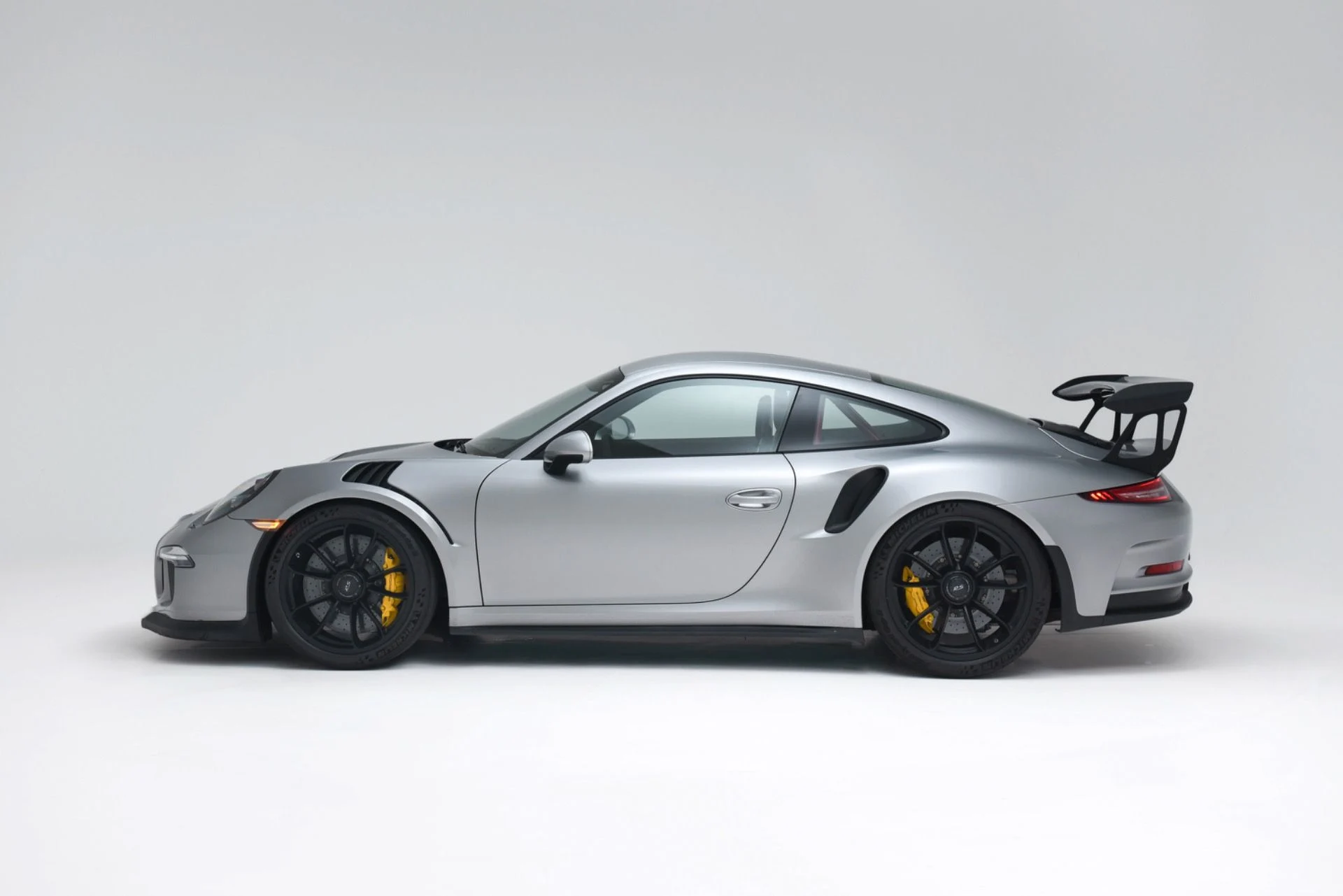 mph005_2638375292_Used_2016_Porsche_911_GT_3_RS_1779139297_b1a32694a6