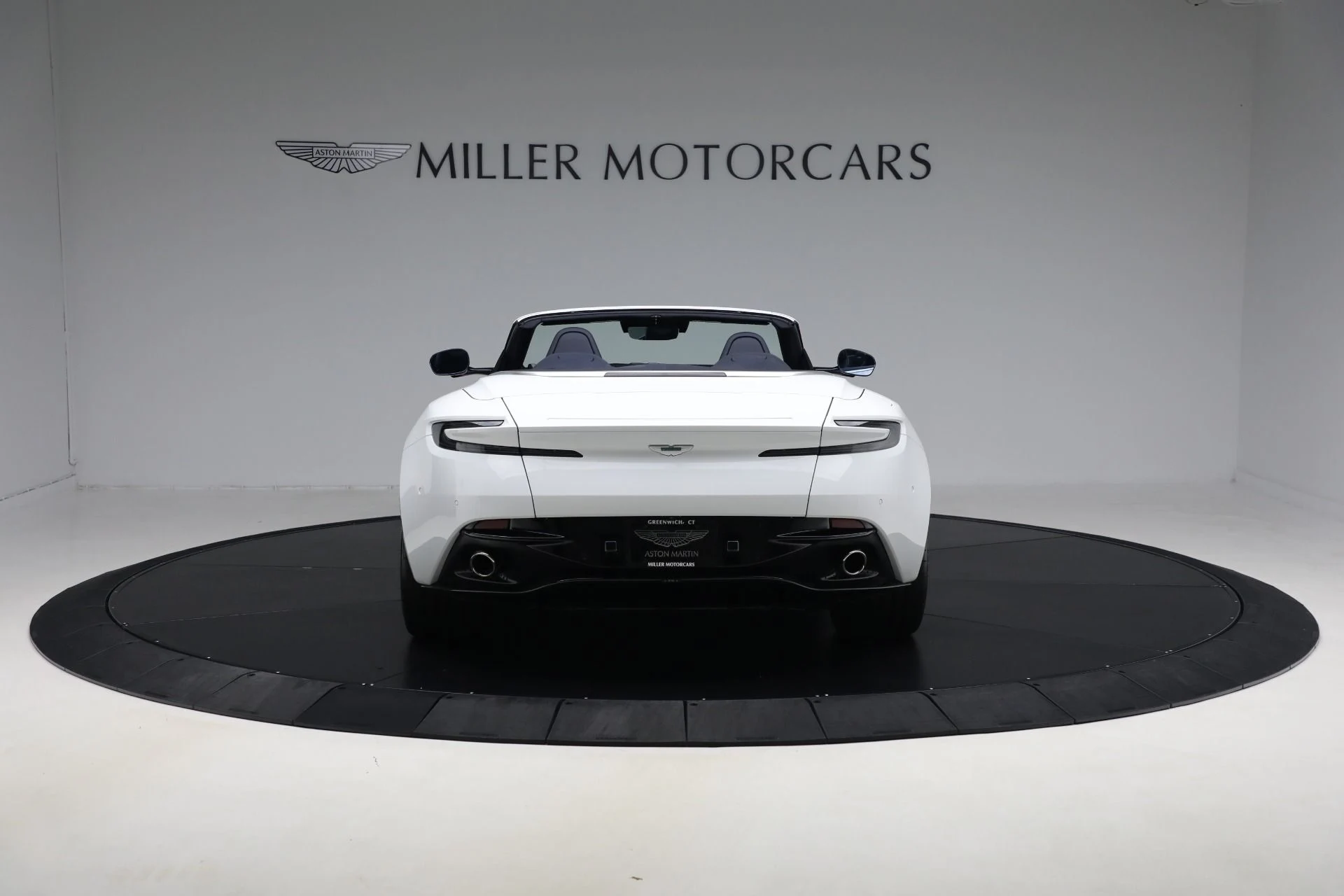 mph005_2659395321_Used_2024_Aston_Martin_DB_12_Volante_814b091082