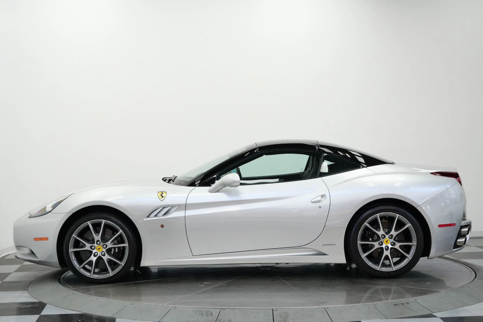 mph005_2660296177_Used_2011_Ferrari_California_Rare_Two_Tone_Paint_Rare_Carbon_Fiber_Bucket_Seats_Low_Miles_1788365594_4c1252961a