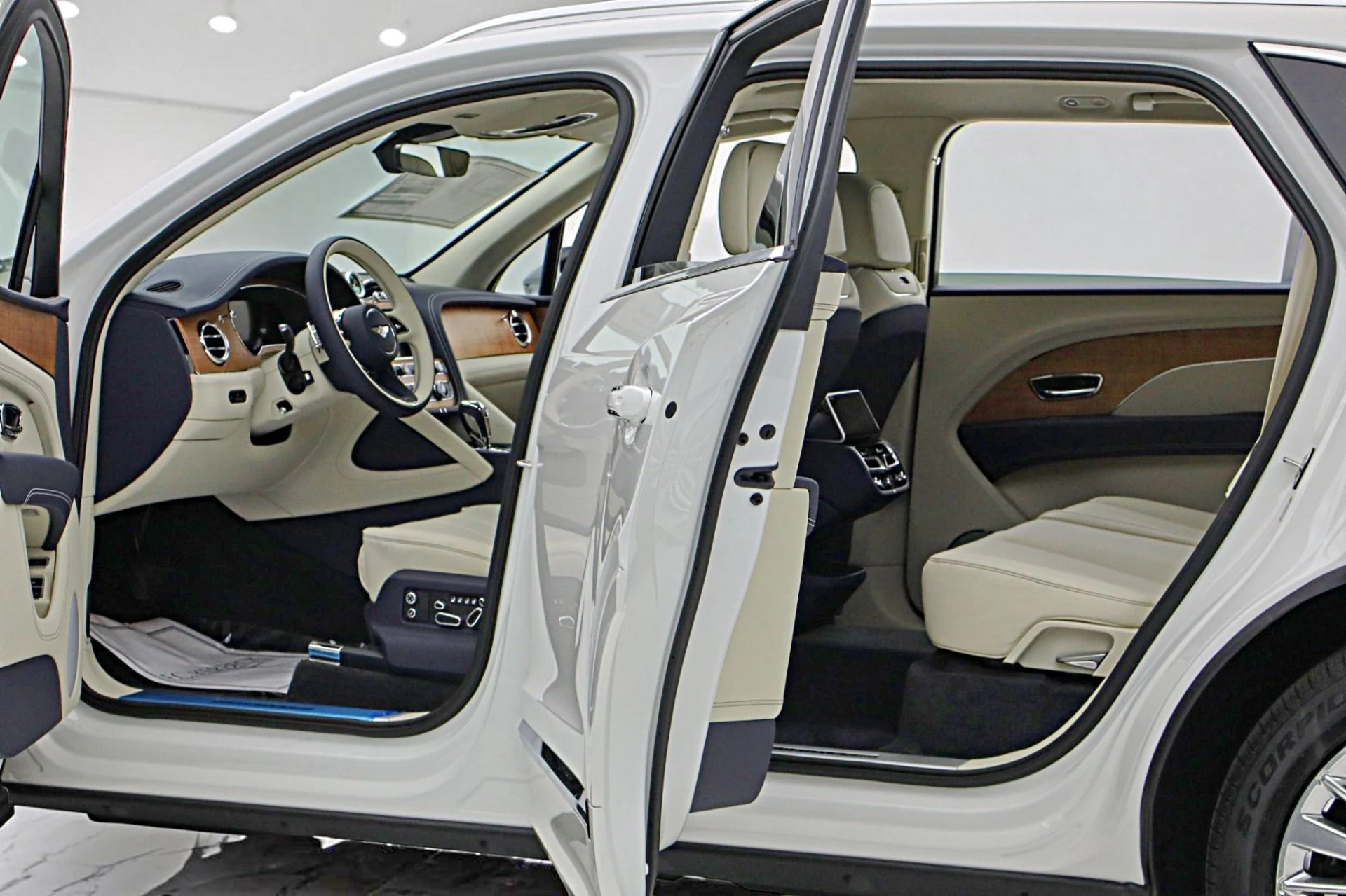 mph005_2666988935_New_2026_Bentley_Bentayga_EWB_V8_6650253f27