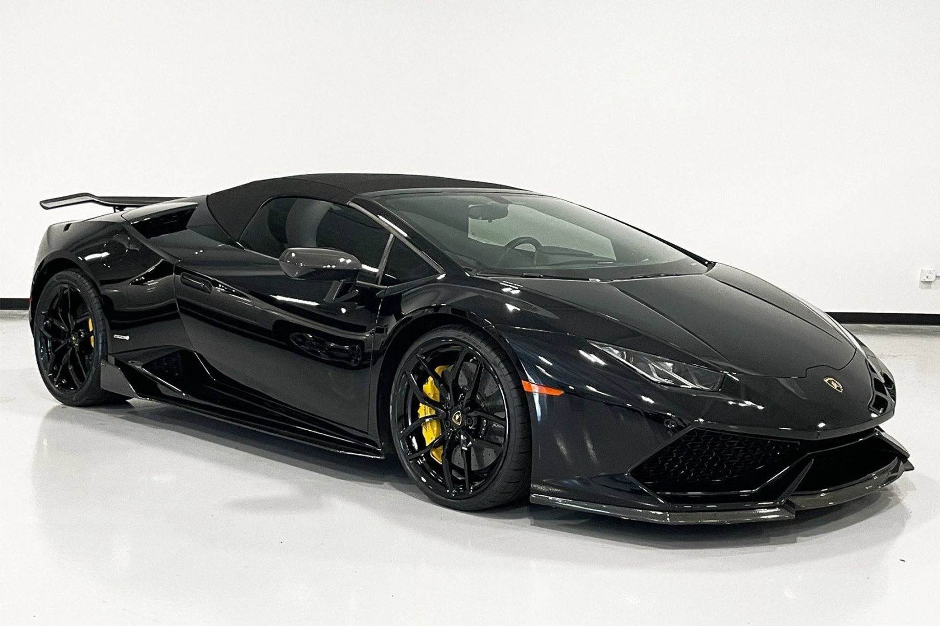 mph005_2685587764_Used_2017_Lamborghini_Huracan_LP_610_4_Spyder_1761858569_200cb87f3e