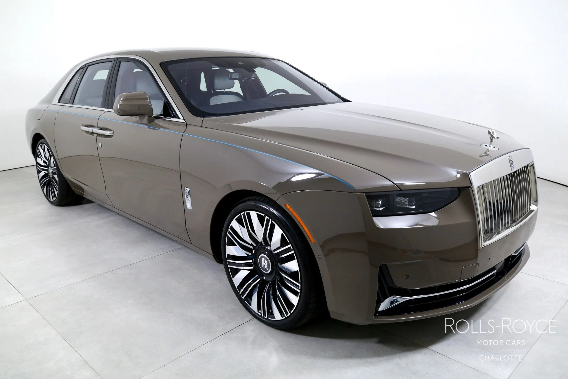 mph005_270352452_Used_2025_Rolls_Royce_Ghost_1759510962_8be7737401