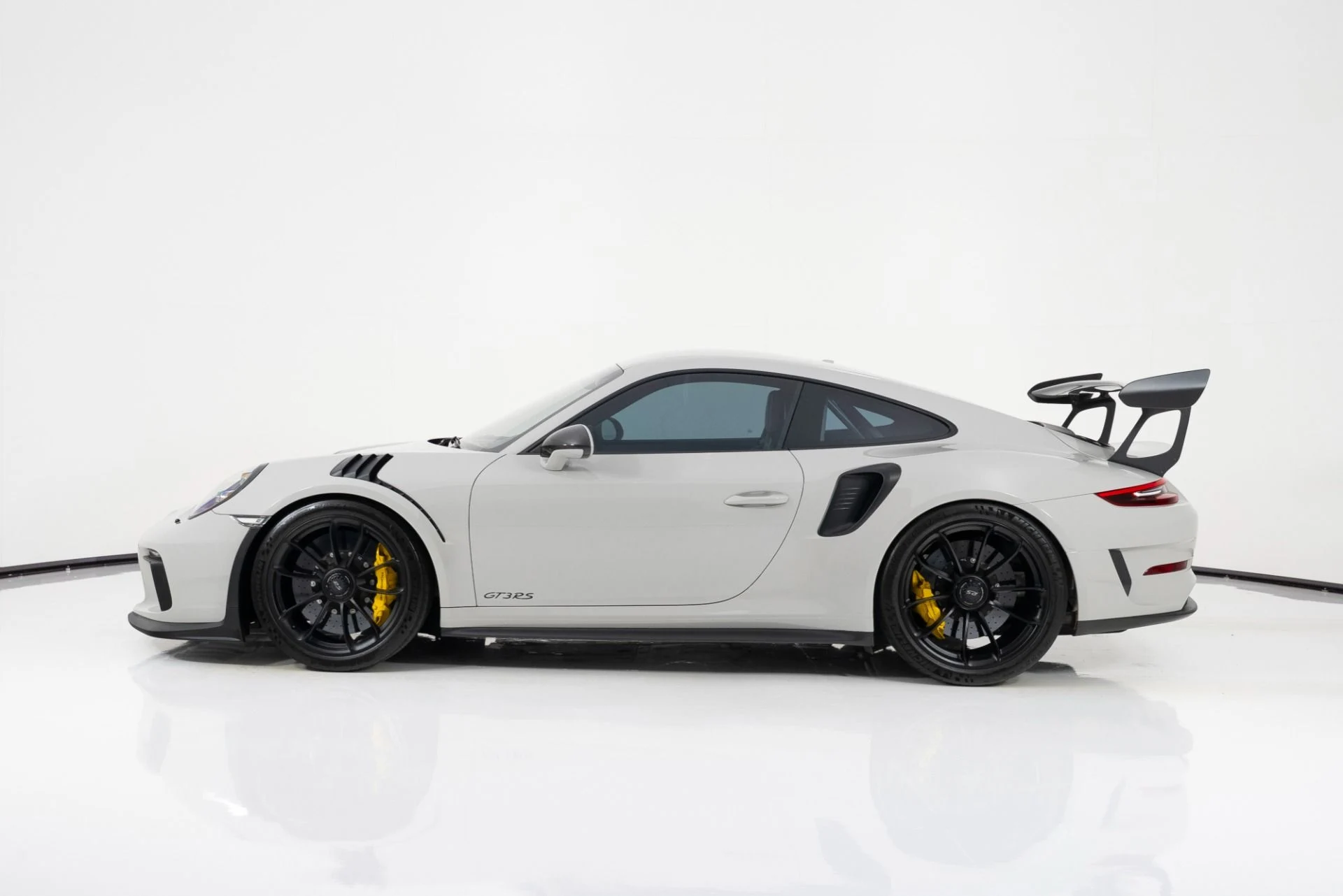 mph005_2707164923_Used_2019_Porsche_911_GT_3_RS_1758126565_bc388133ae