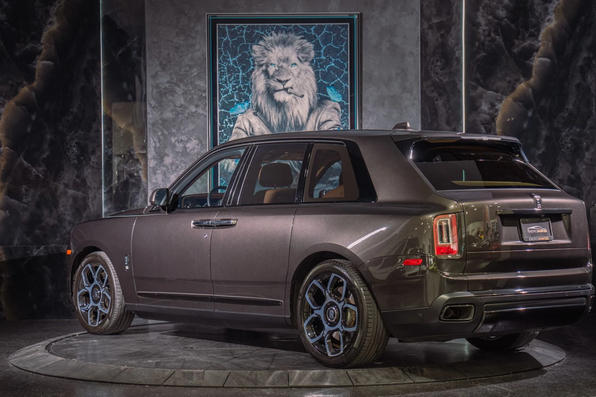 mph005_2747633242_Used_2021_Rolls_Royce_Black_Badge_Cullinan_Rear_Theater_and_Trays_1791387100_59dbbab019