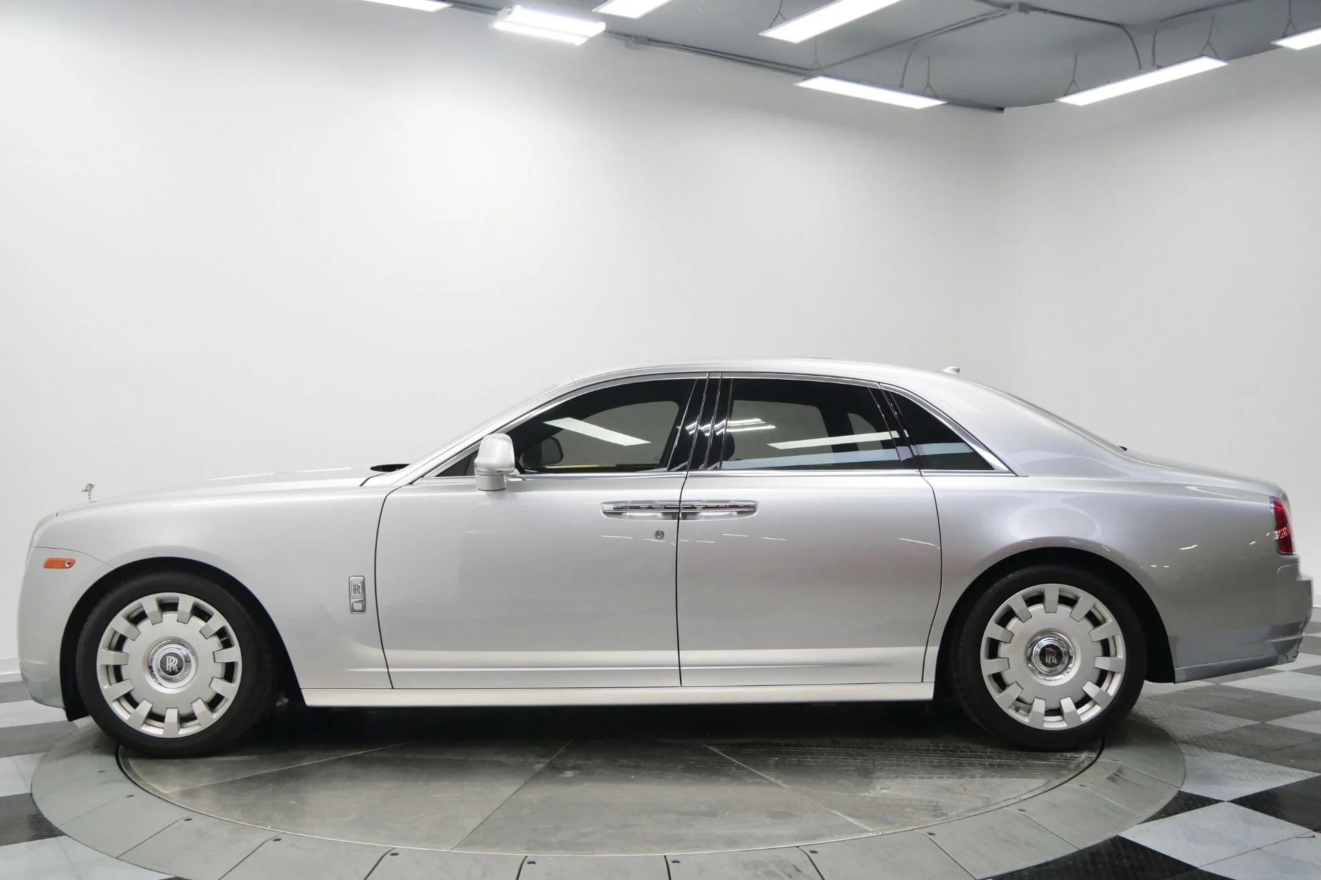 mph005_2756626281_Used_2013_Rolls_Royce_Ghost_Rear_Seat_Entertainment_Picnic_Tables_V12_Power_1766770439_4df24639a6