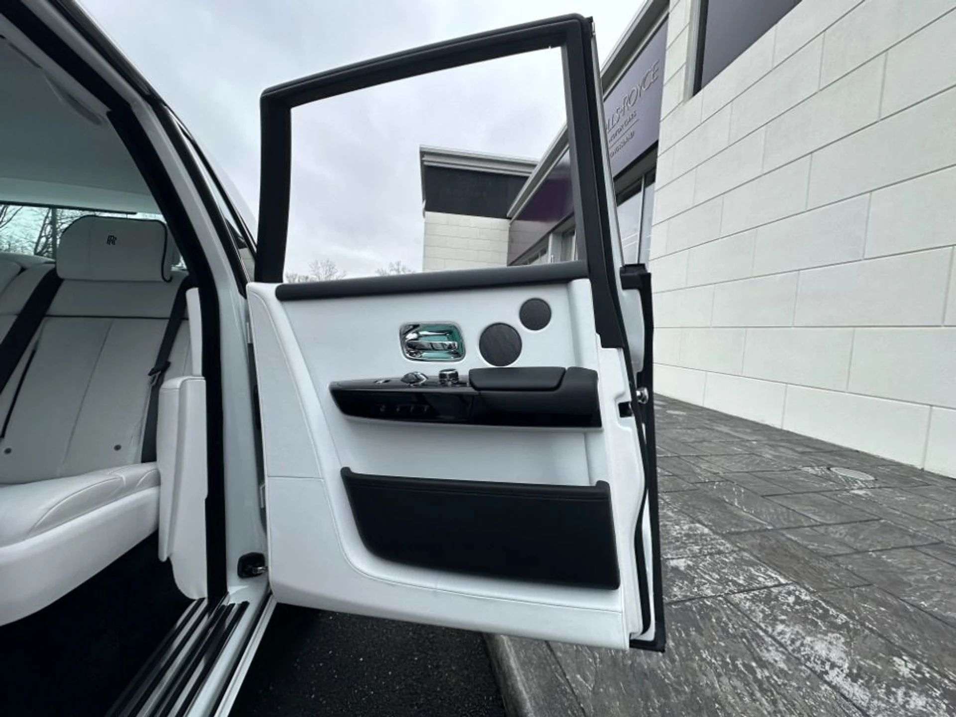 mph005_281396563_Used_2022_Rolls_Royce_Phantom_1773436159_d36678dab0