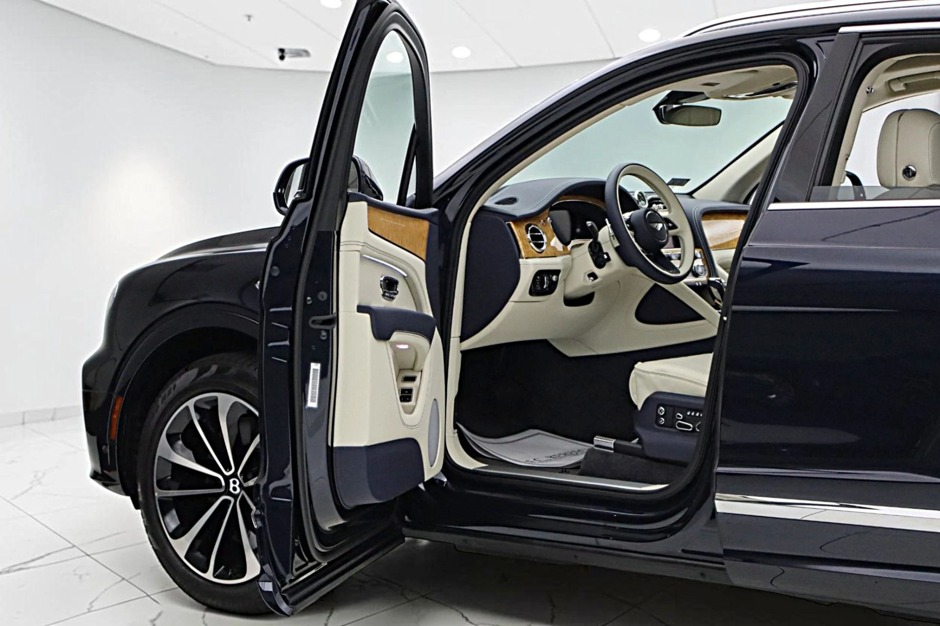 mph005_2843096887_Used_2023_Bentley_Bentayga_V8_9ecb29ac26