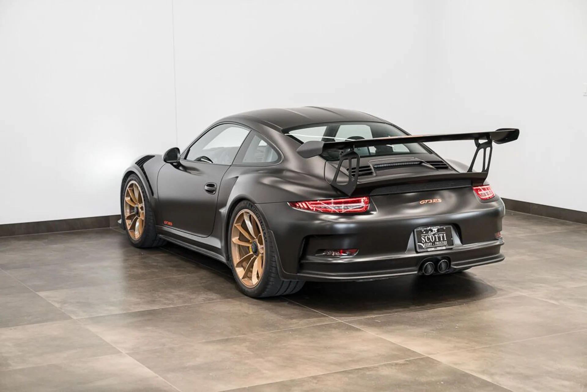 mph005_2843360401_porsche_911_2016_jpg_v_1758918548_a29496baa5