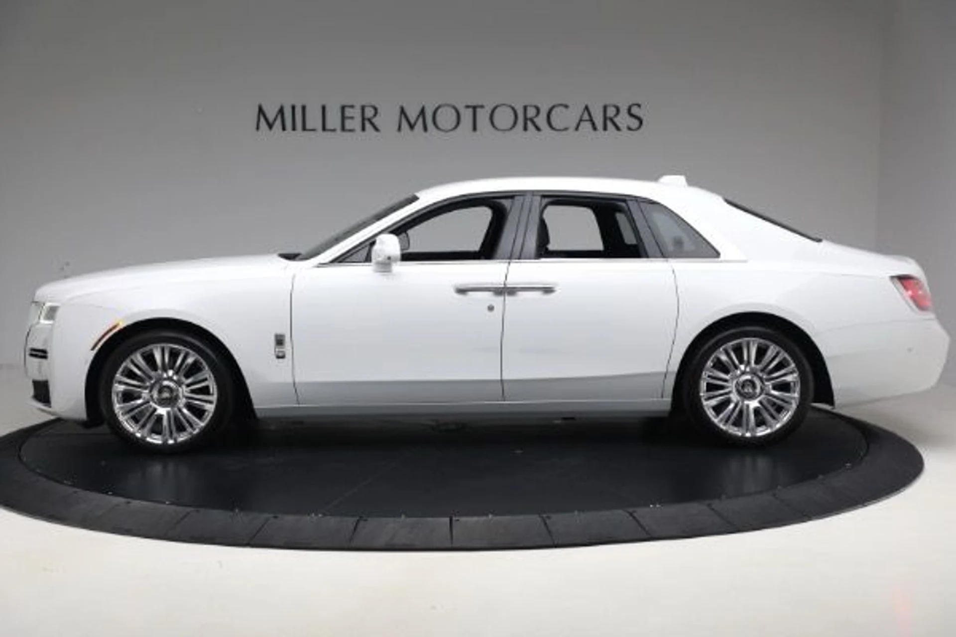 mph005_2854264120_Used_2021_Rolls_Royce_Ghost_5d3cd38e51