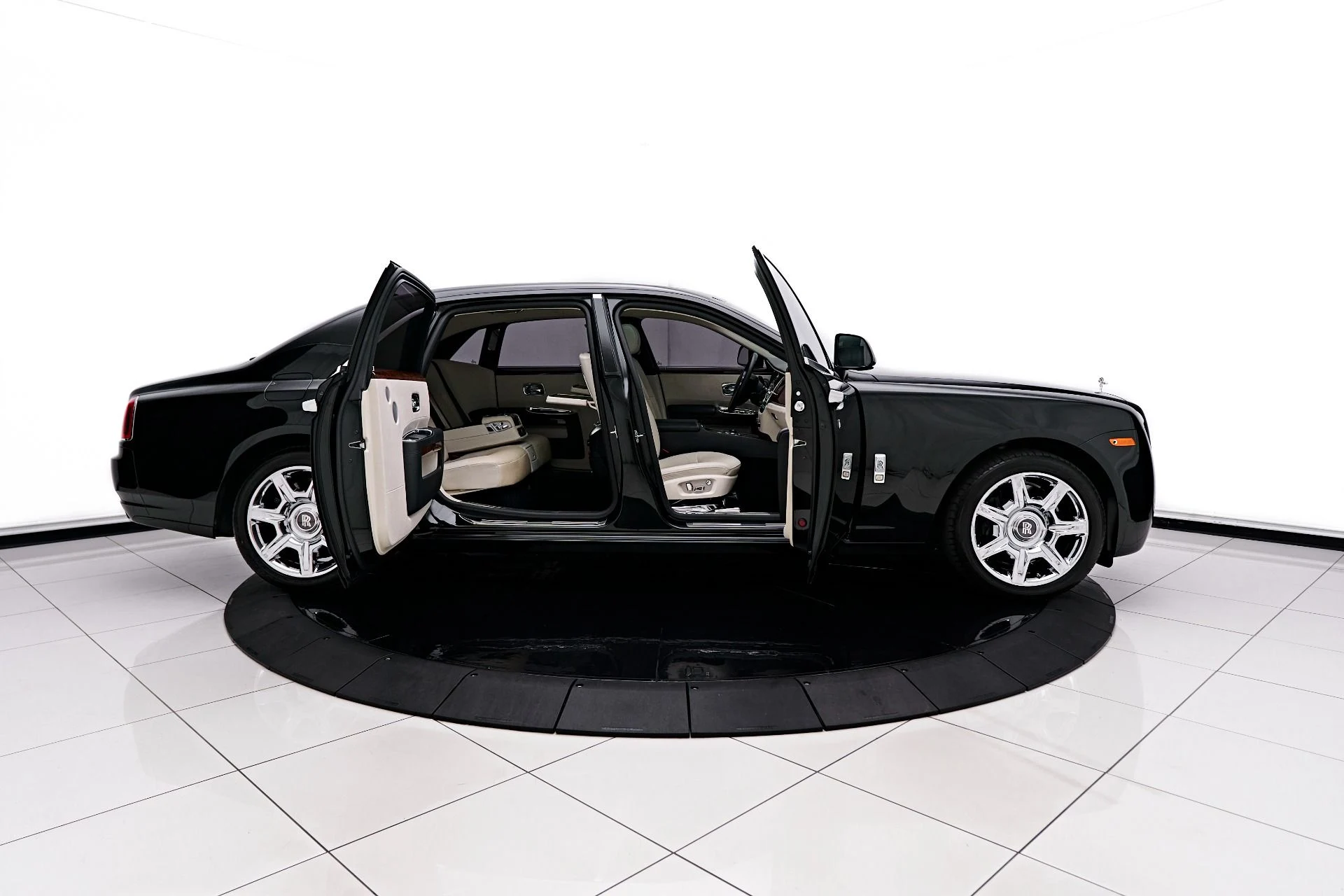 mph005_2862550465_Used_2012_Rolls_Royce_Ghost_Base_1690494640_ef24b75052