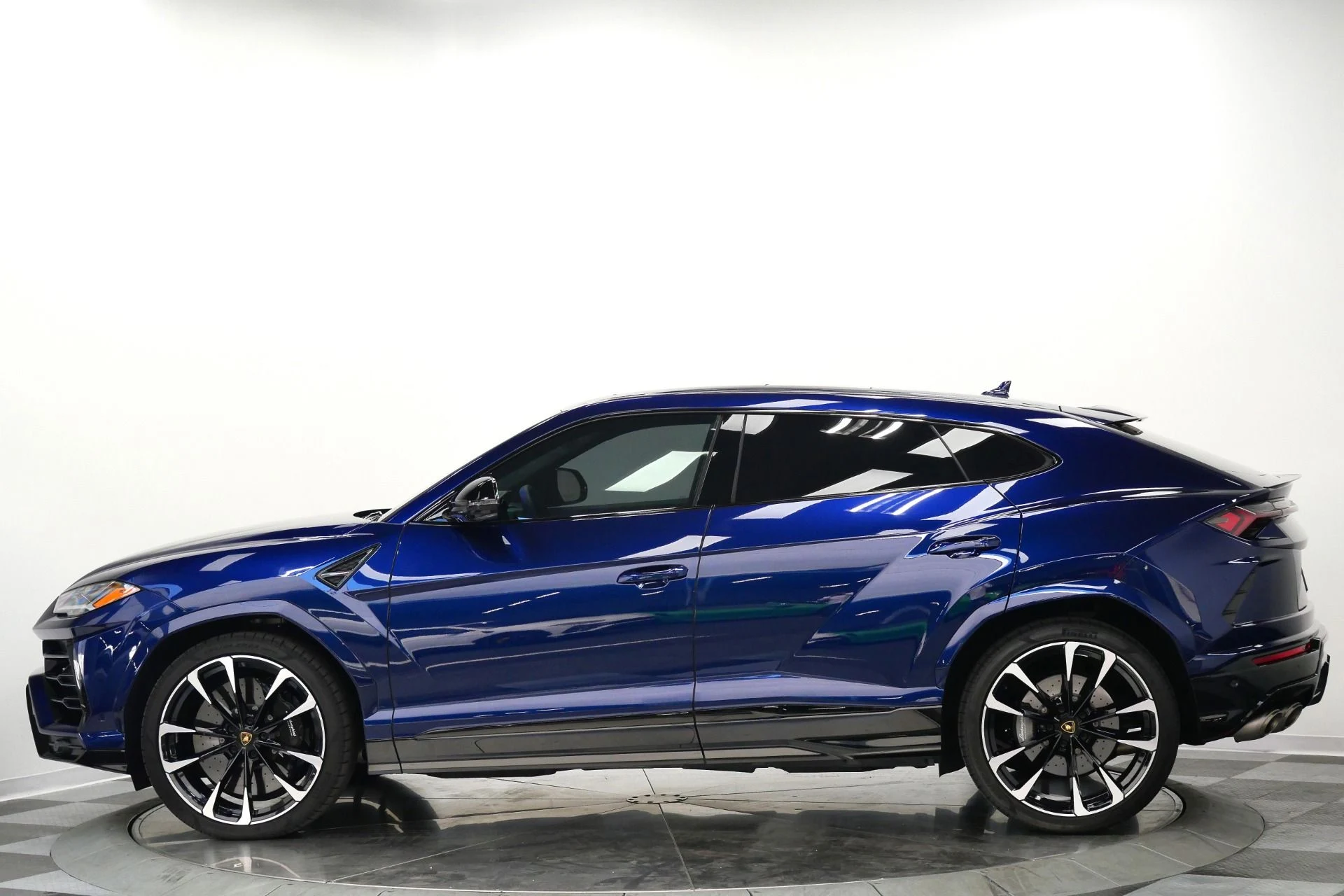 mph005_292335450_Used_2022_Lamborghini_Urus_23_Inch_Wheels_Two_Tone_Interior_Bang_and_Olufsen_Audio_1775677581_aaf95fe12d