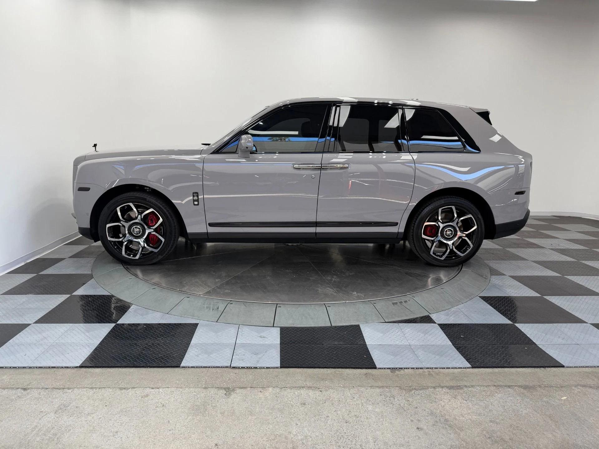 mph005_2924379322_Used_2024_Rolls_Royce_Cullinan_Black_Badge_Immersive_Rear_Seating_Rear_Theatre_Configuration_1782147217_57e240d81c