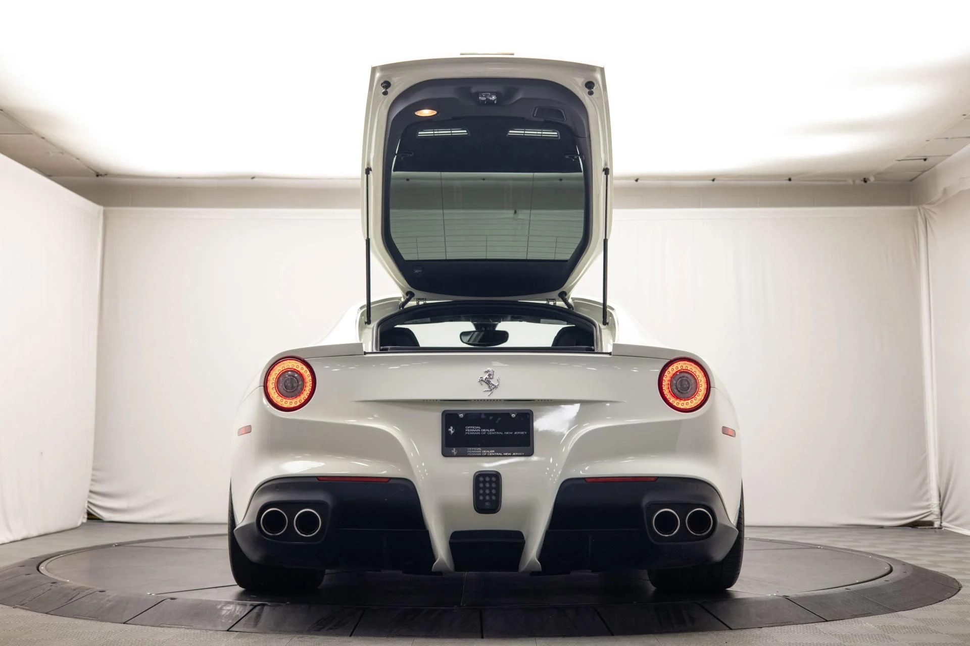 mph005_2928196376_Used_2014_Ferrari_F12berlinetta_Berlinetta_1755332486_d4e0c0f165