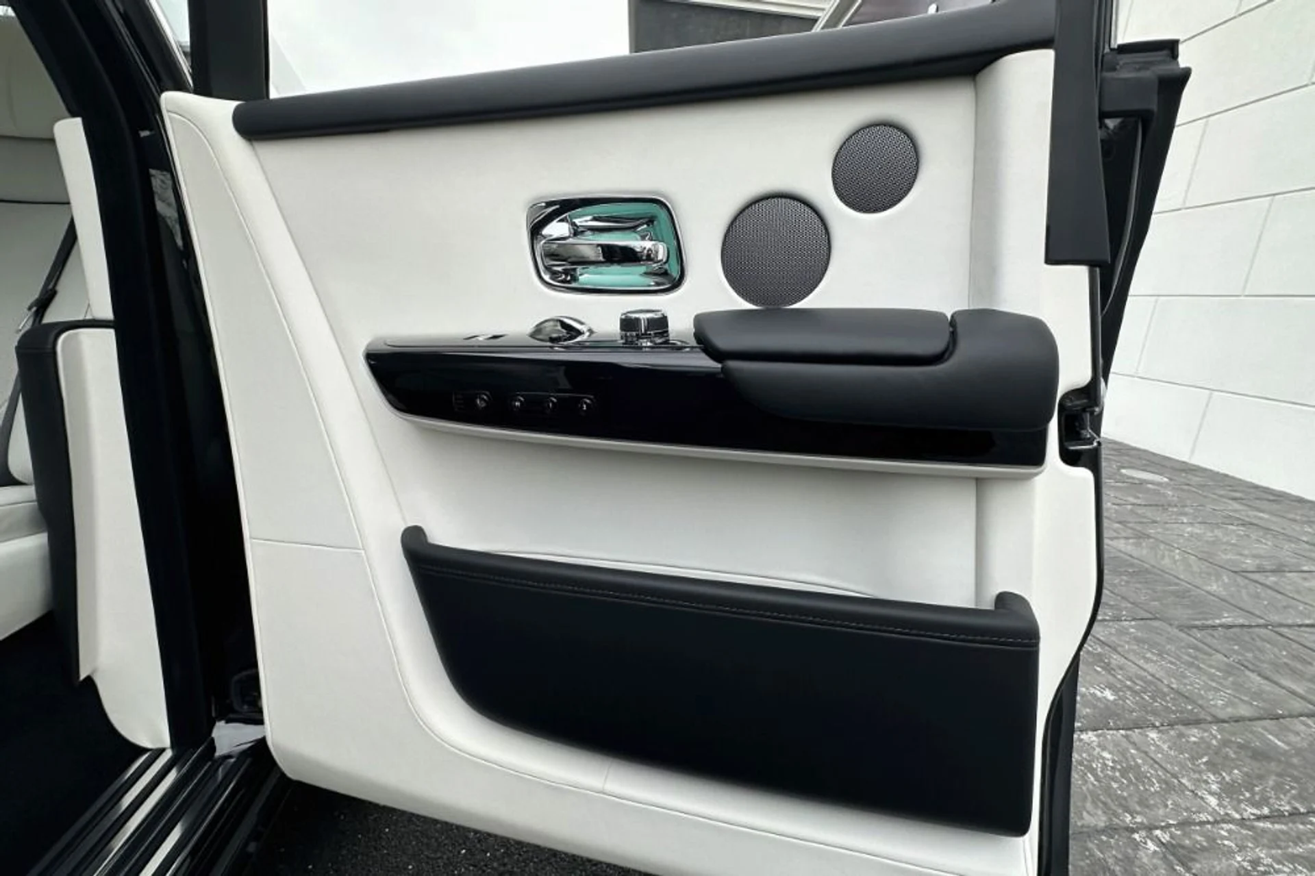 mph005_2945357750_Used_2023_Rolls_Royce_Phantom_1769430956_000b479b9e