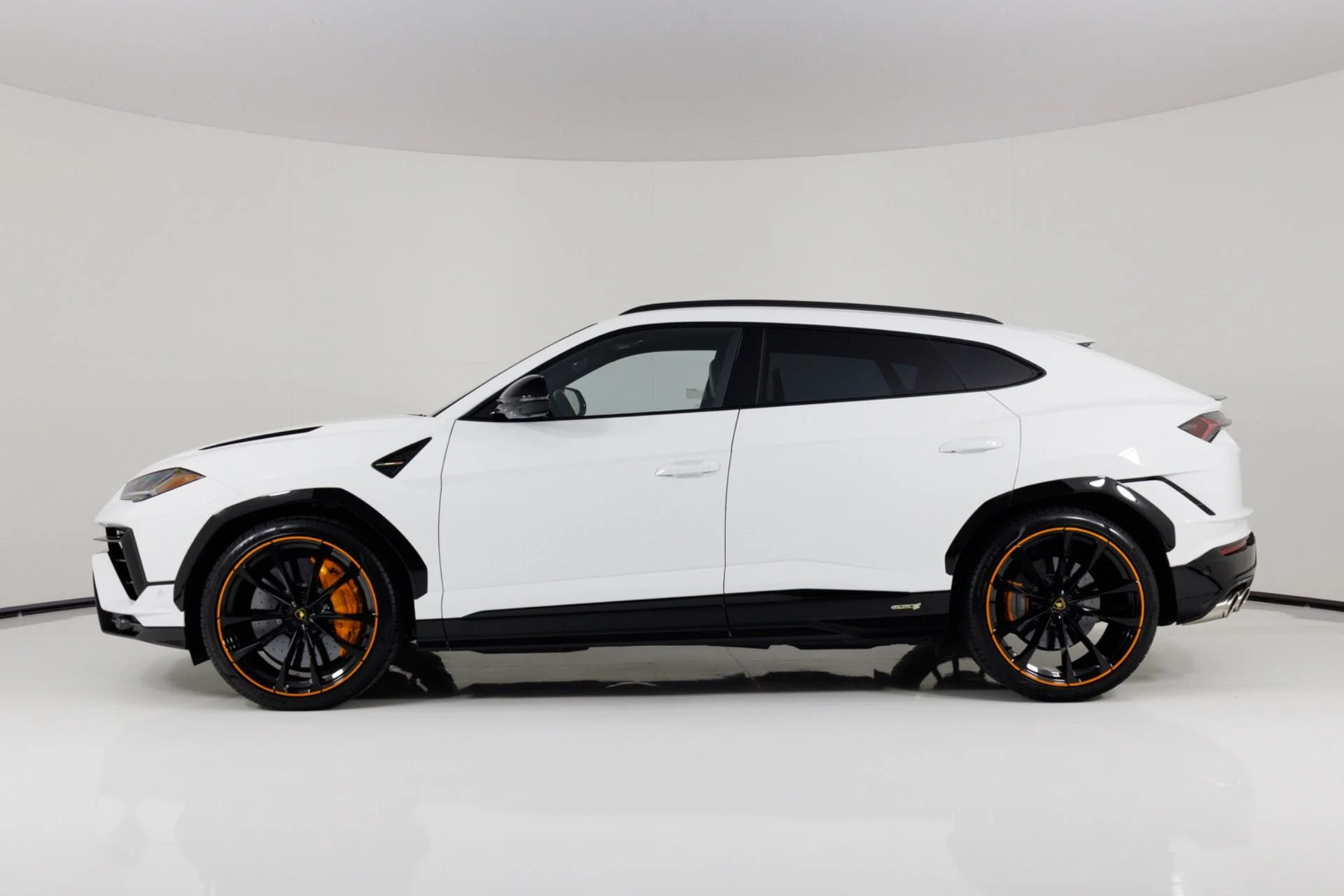 mph005_2953791616_Used_2024_Lamborghini_Urus_S_1775674860_542d0fb17f