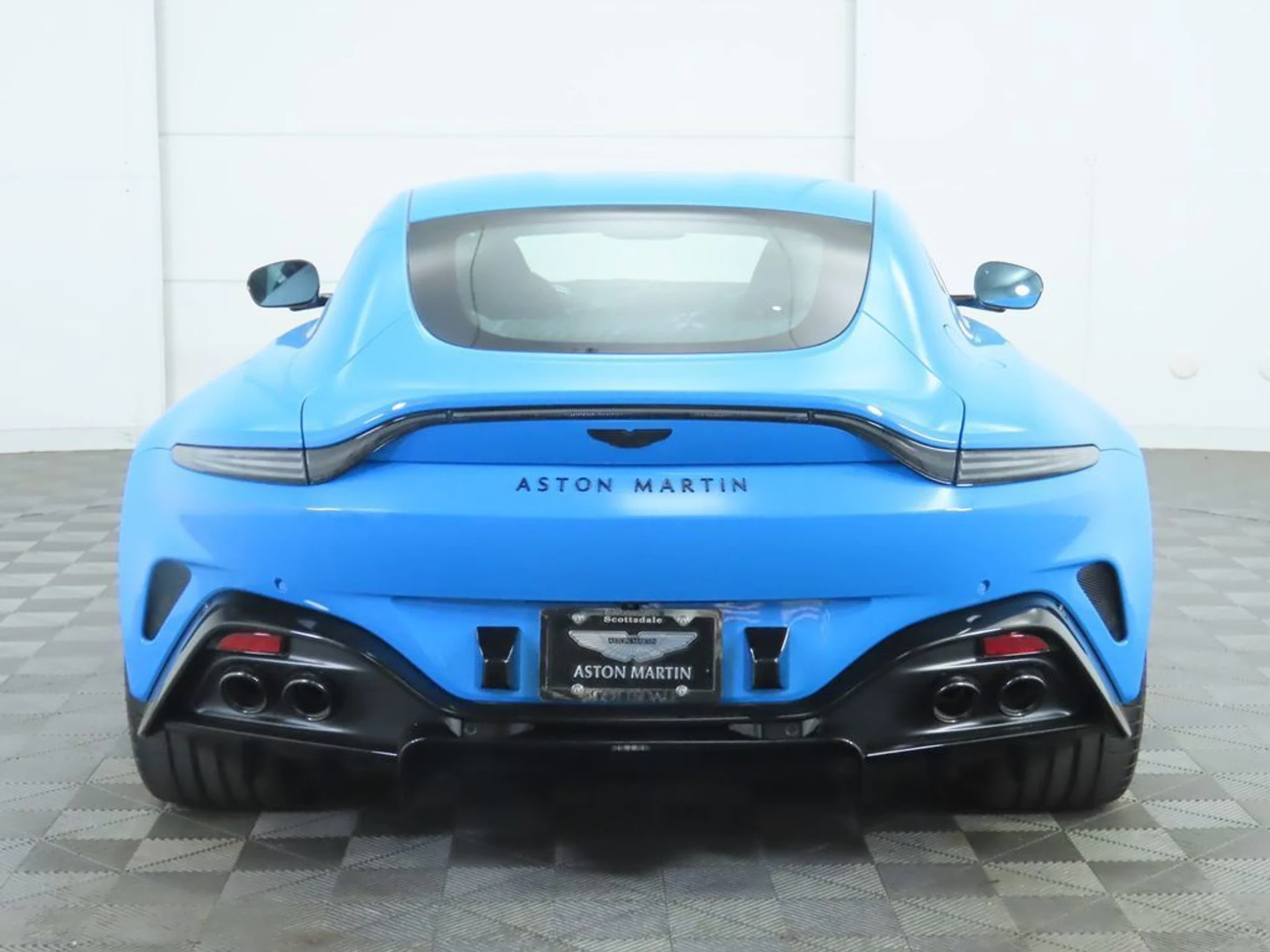 mph005_2954780033_used_2025_aston_martin_vantage_coupe_8119_23008719_6_1024_0f9fe7bf14