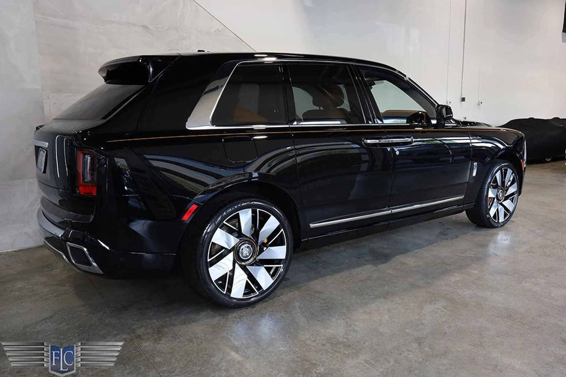 mph005_2959051510_used_2025_rolls_royce_cullinan_sportutility_9689_22896189_6_1024_8666dc6254