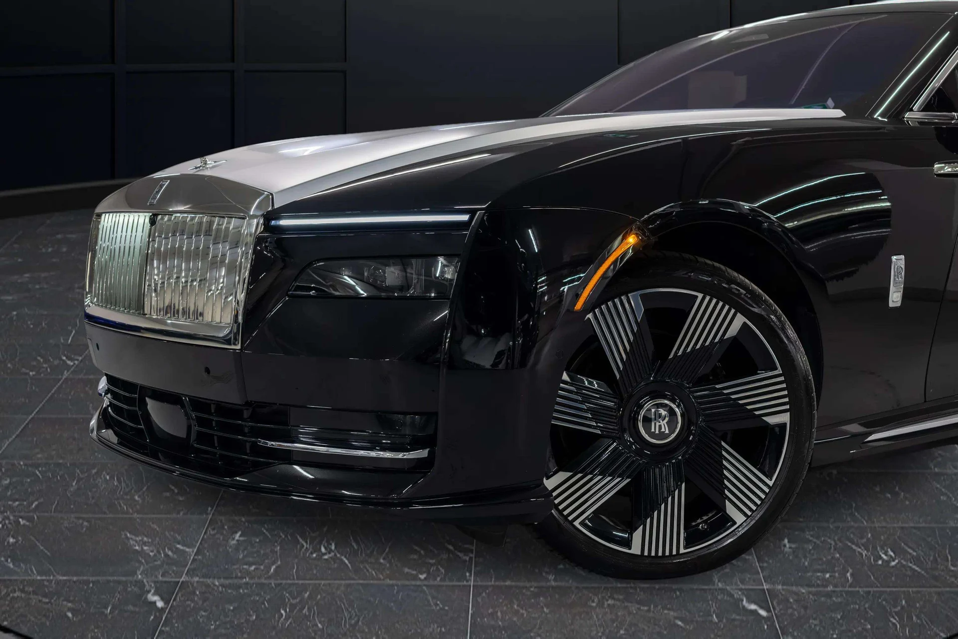 mph005_2960259722_80f6a347_9729_4f16_b99e_3a22fb6bbc2a_202420_Rolls_Royce20_Spectre2028_SCATK_2_C04_RU_22313629_3_842a522452