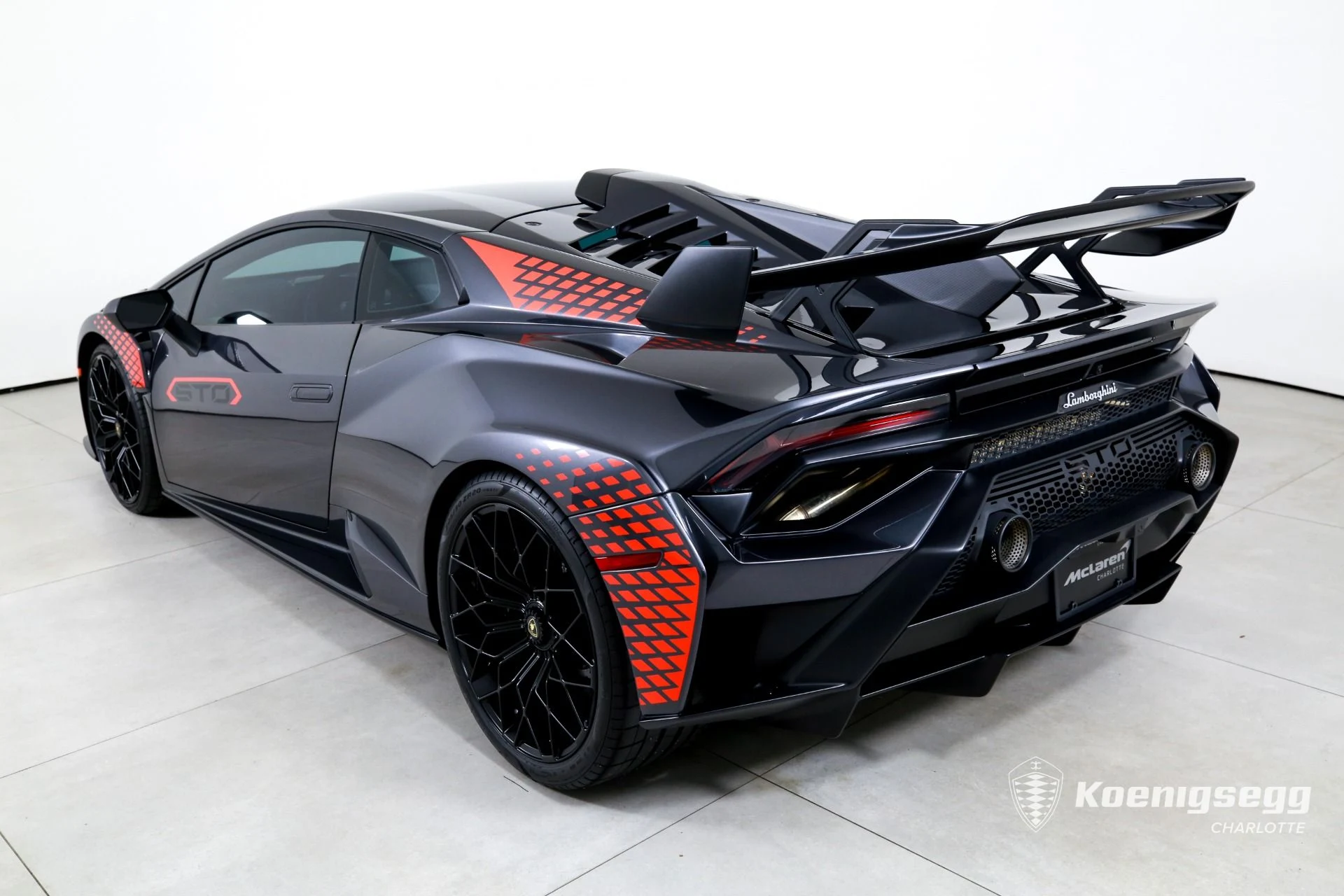 mph005_2962137010_Used_2022_Lamborghini_Huracan_STO_1761056337_9e25414787