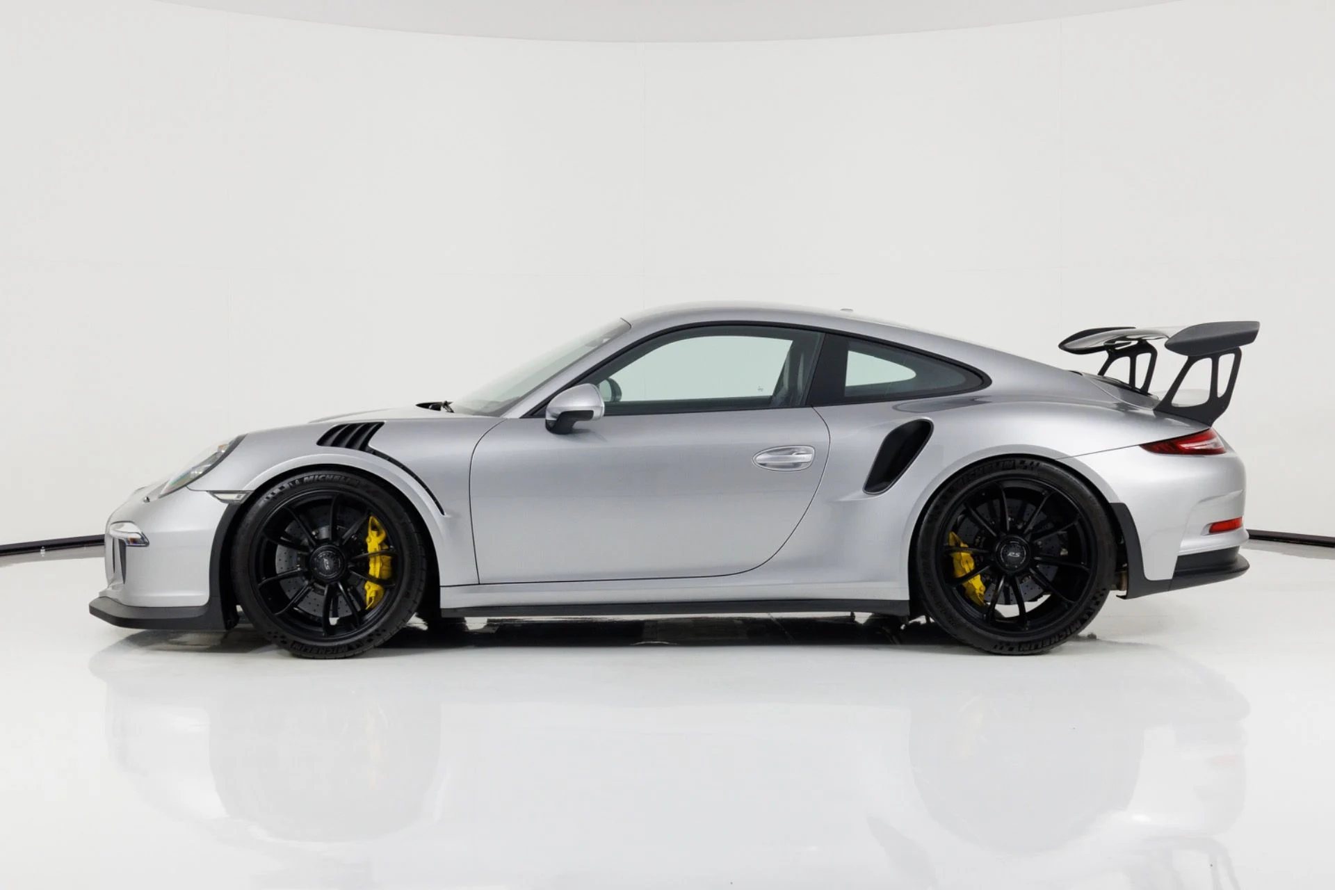 mph005_2984669086_Used_2016_Porsche_911_GT_3_RS_1782496703_894e074b9f