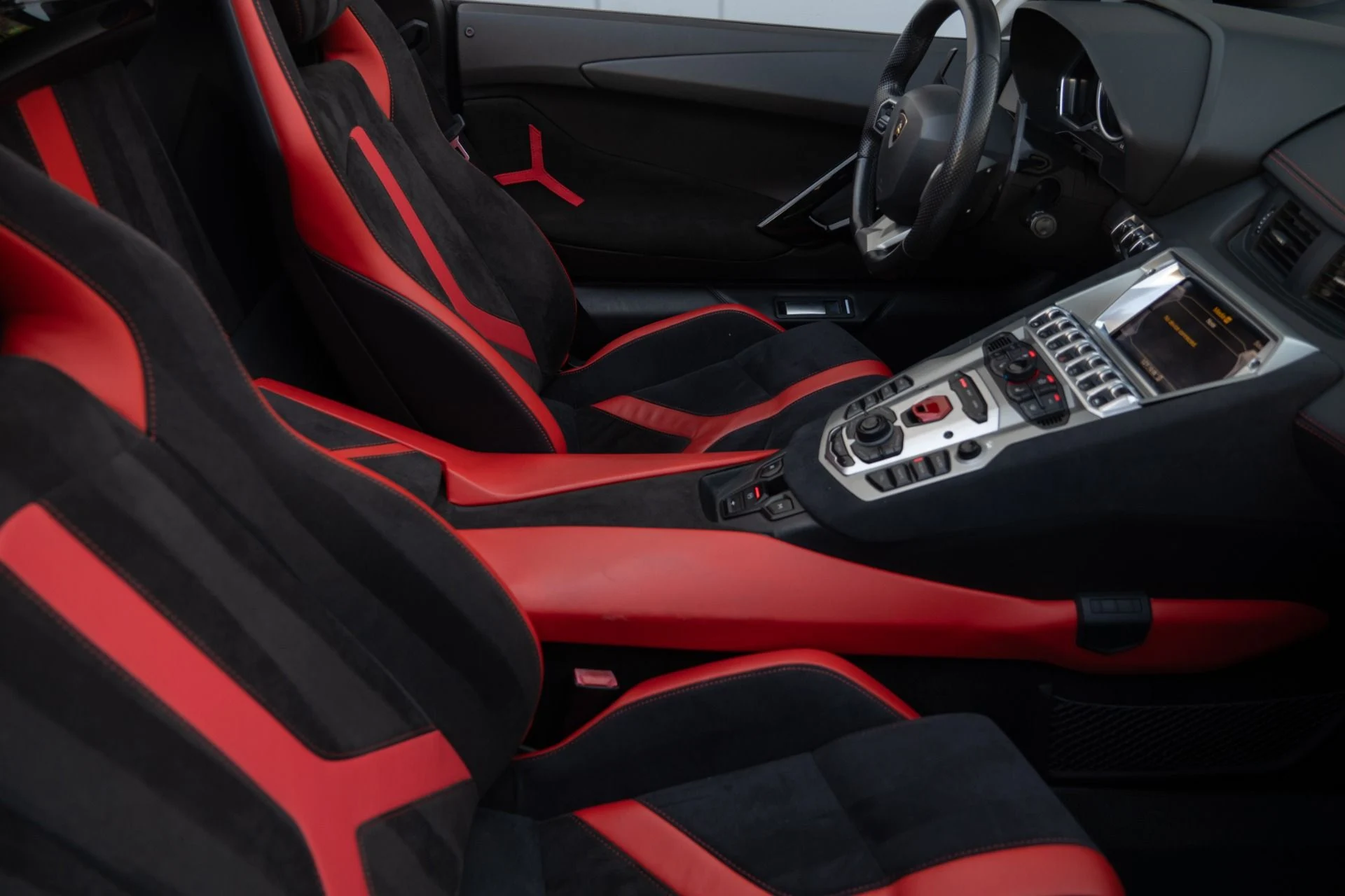 mph005_2996426422_Used_2015_Lamborghini_Aventador_LP_700_4_1765325757_cb40cffd2e