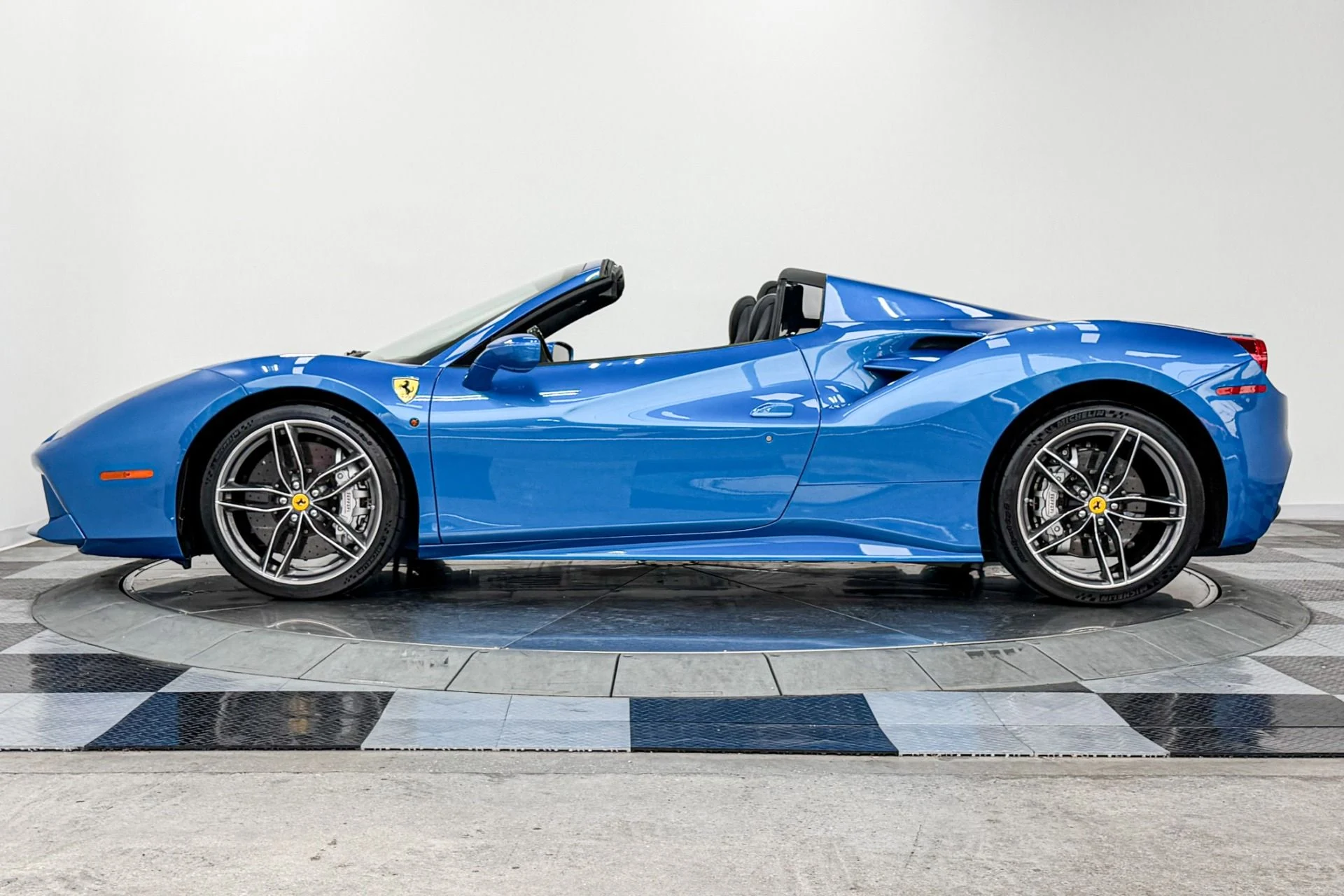 mph005_3015590428_Used_2018_Ferrari_488_Spider_Very_Low_Miles_Special_Paint_Color_Daytona_Seats_1785341858_591ffd483e