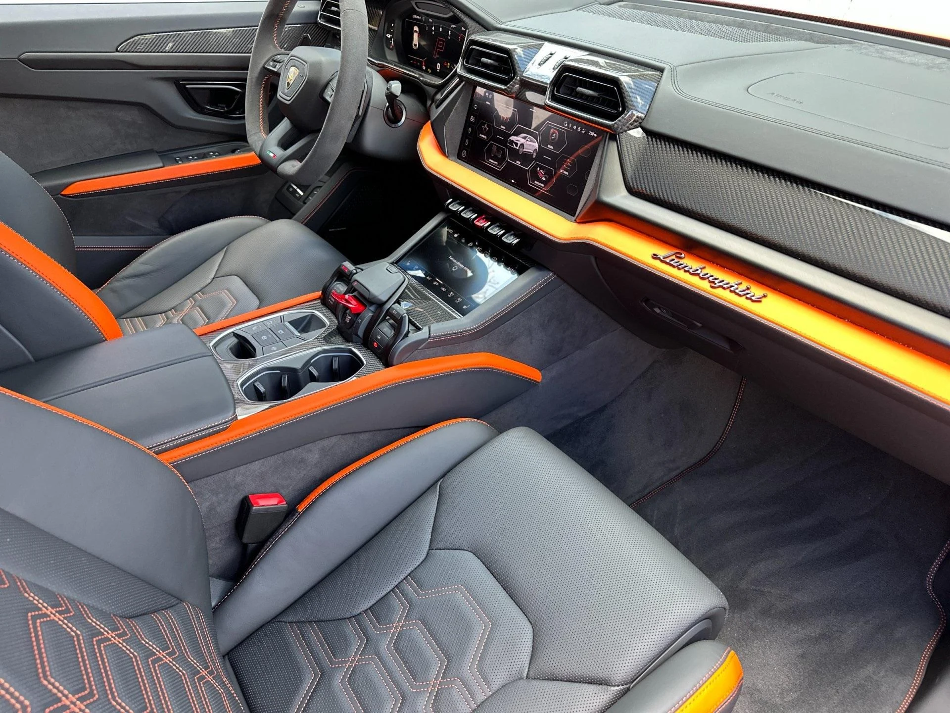 mph005_3023617700_Used_2025_Lamborghini_Urus_SE_1755160810_73e4485c35