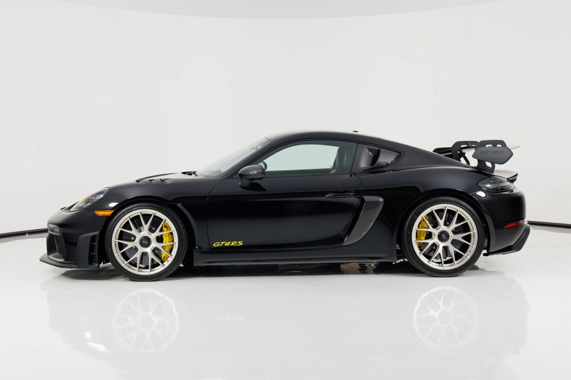 mph005_3053430466_Used_2025_Porsche_718_Cayman_GT_4_RS_1774365211_6dad955317