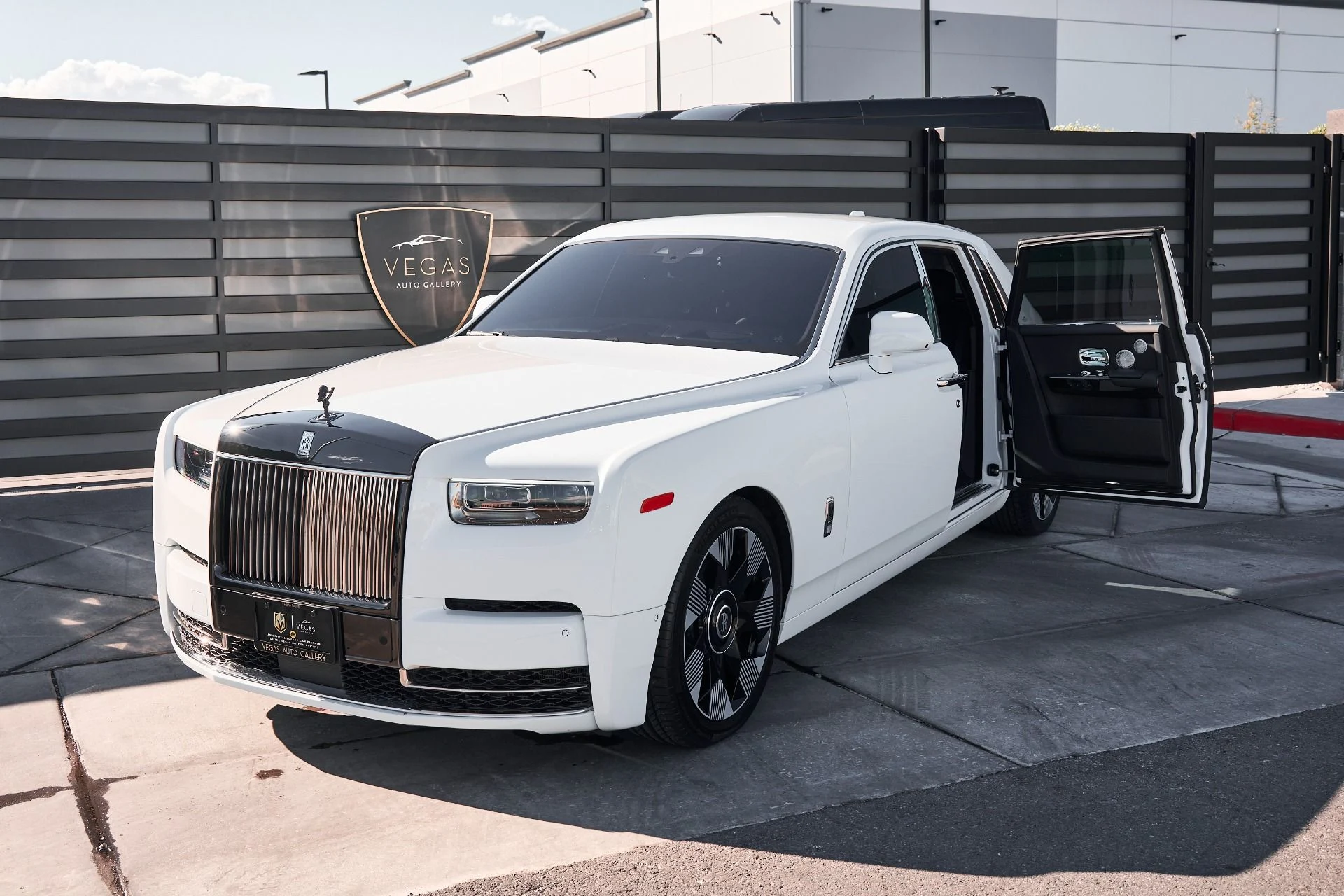 mph005_3062874005_Used_2023_Rolls_Royce_Phantom_Base_1760229049_f1339e99a4