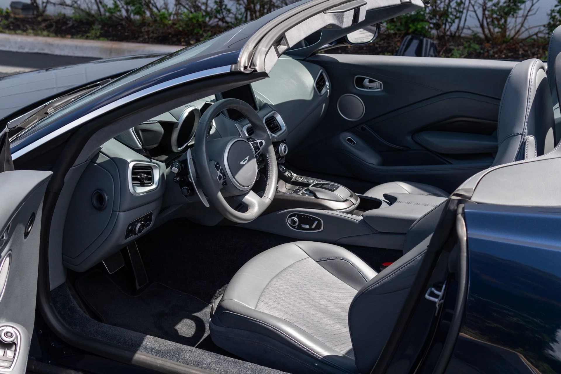 mph005_3126103018_Used_2021_Aston_Martin_Vantage_1774065878_d6a1e000cd