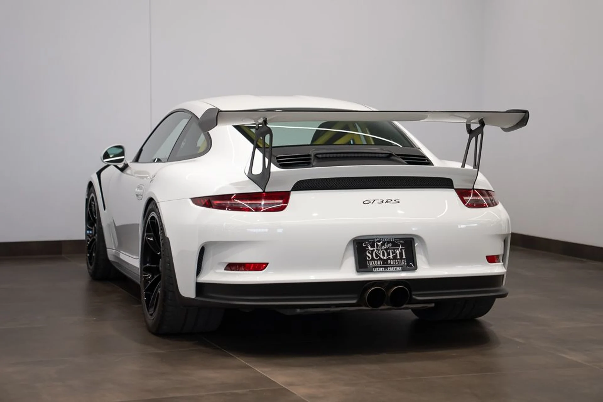 mph005_3157475279_porsche_911_2016_jpg_v_1777670076_e3091b41d9