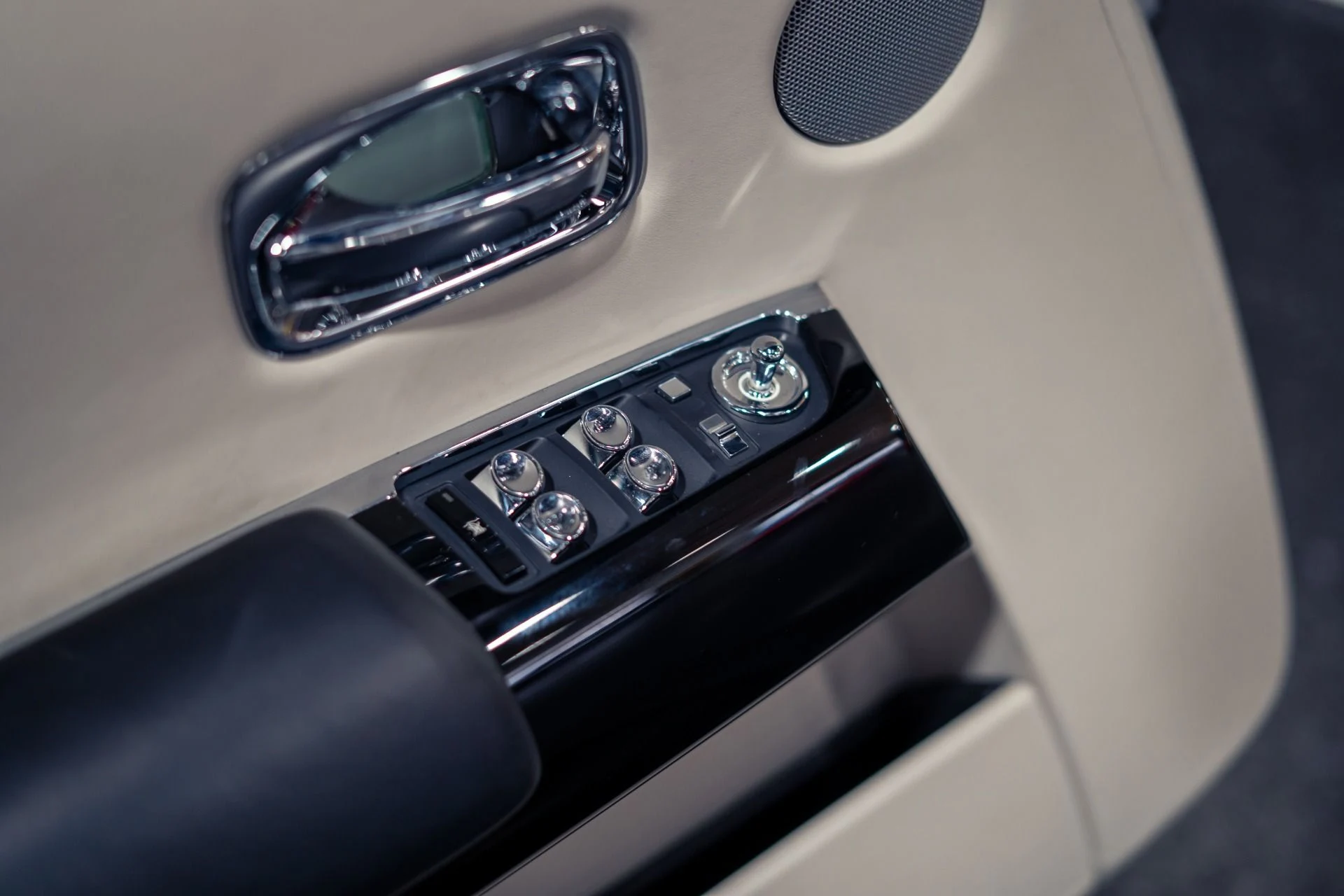 mph005_3173174626_Used_2014_Rolls_Royce_Phantom_Drophead_Coupe_1785564931_2764f6c333