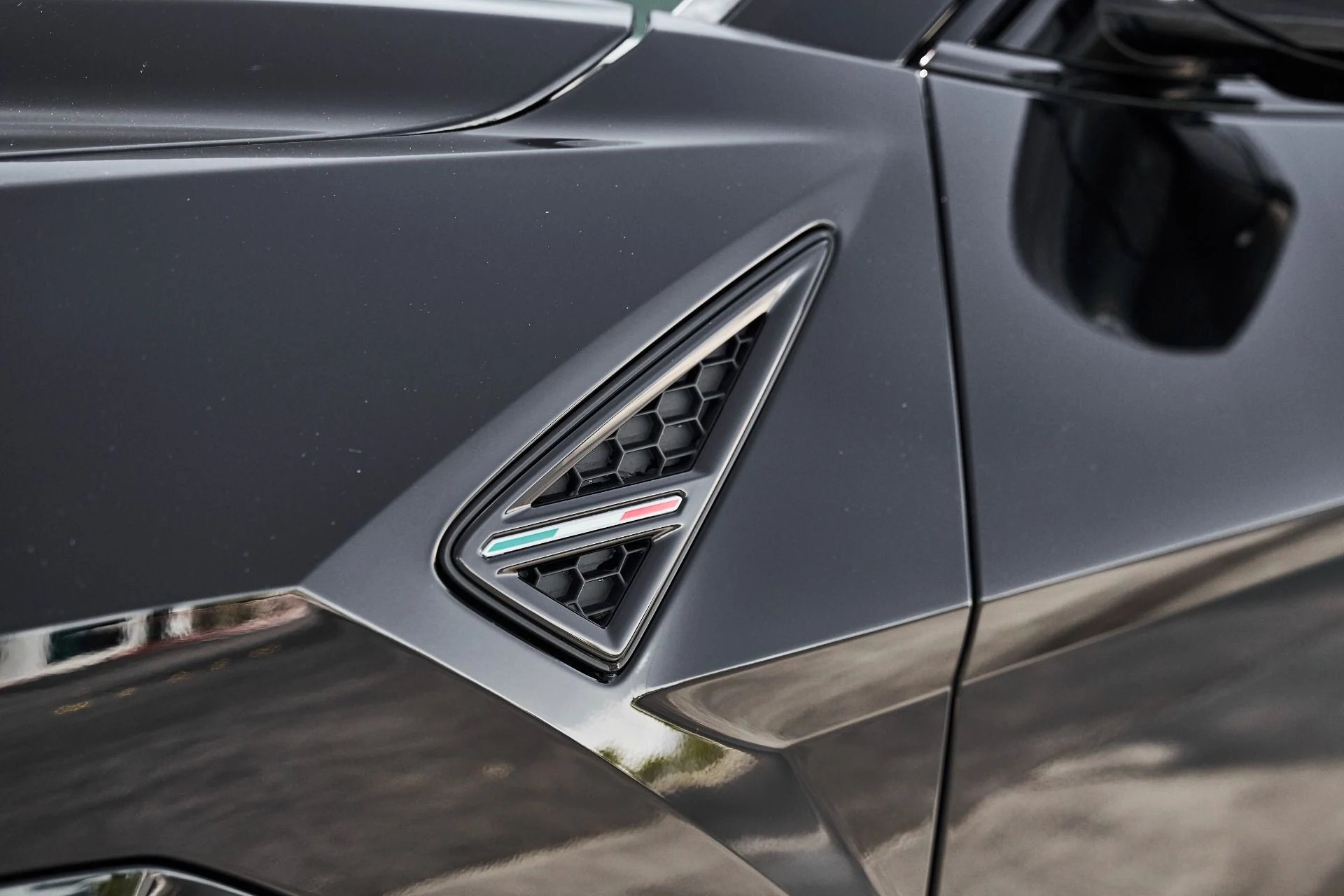 mph005_3179584215_Used_2023_Lamborghini_Urus_S_1781228768_d5fb6b5d0d