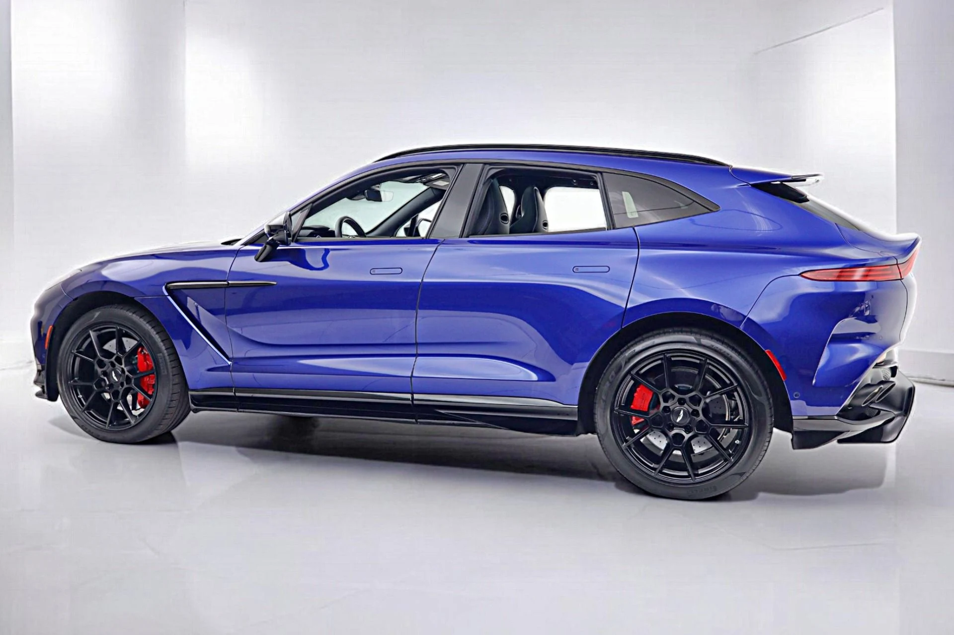 mph005_3180732194_Used_2023_Aston_Martin_DBX_707_1f0efaa9f8