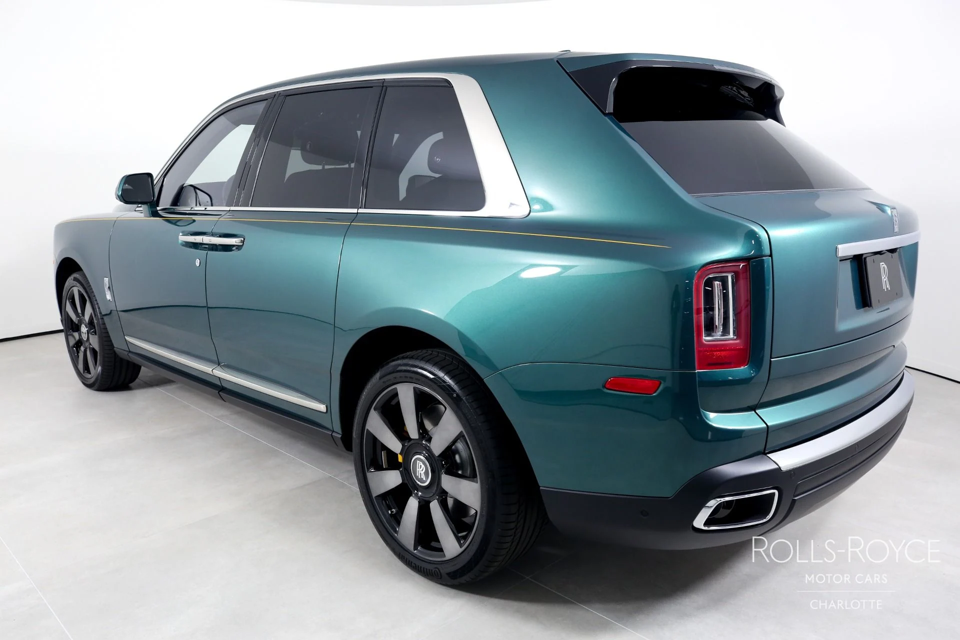 mph005_3185402773_Used_2023_Rolls_Royce_Cullinan_1688236802_ddc74f0d57