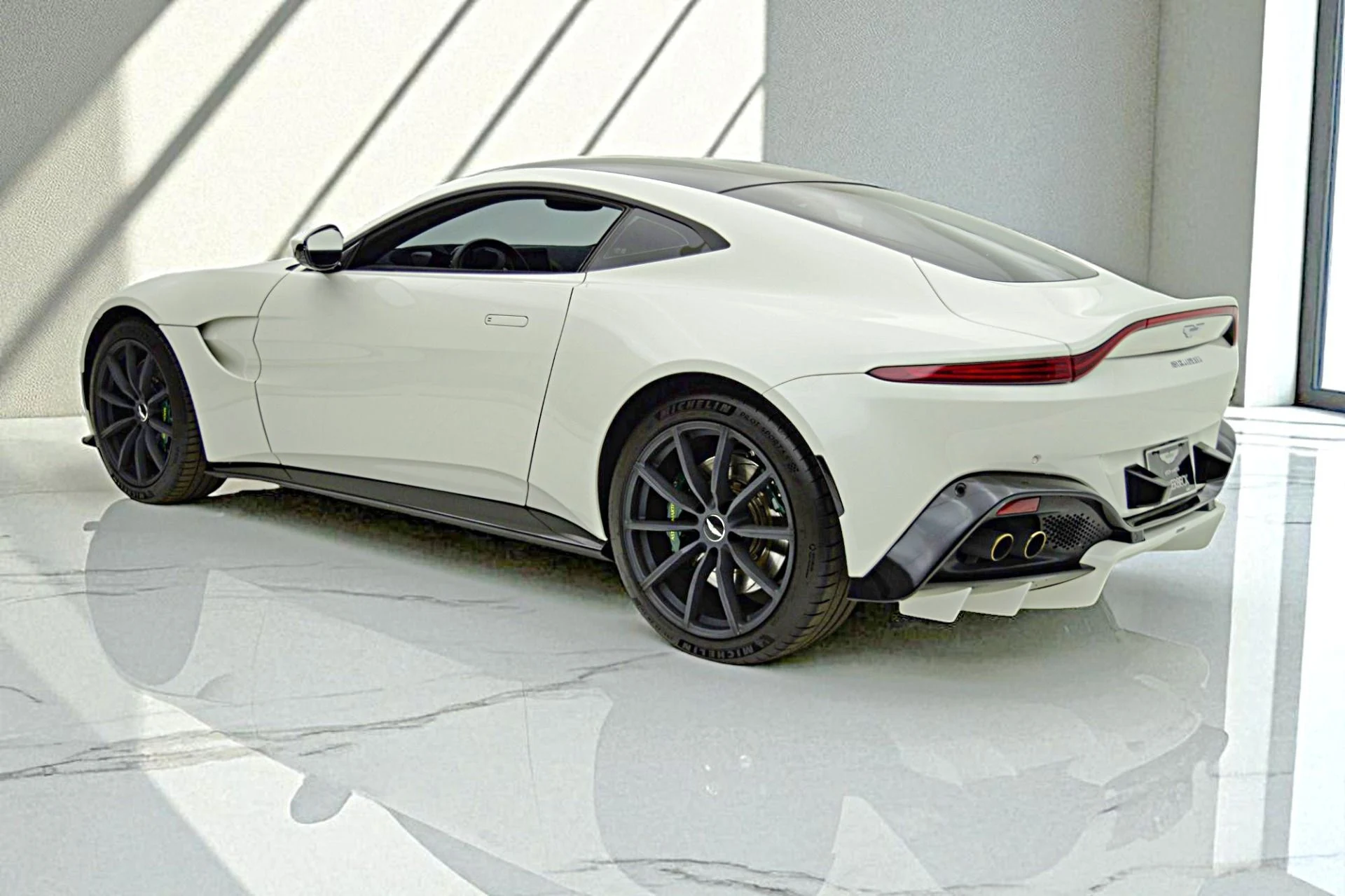 mph005_3198789112_Used_2019_Aston_Martin_Vantage_Coupe_cf37b0c2a6